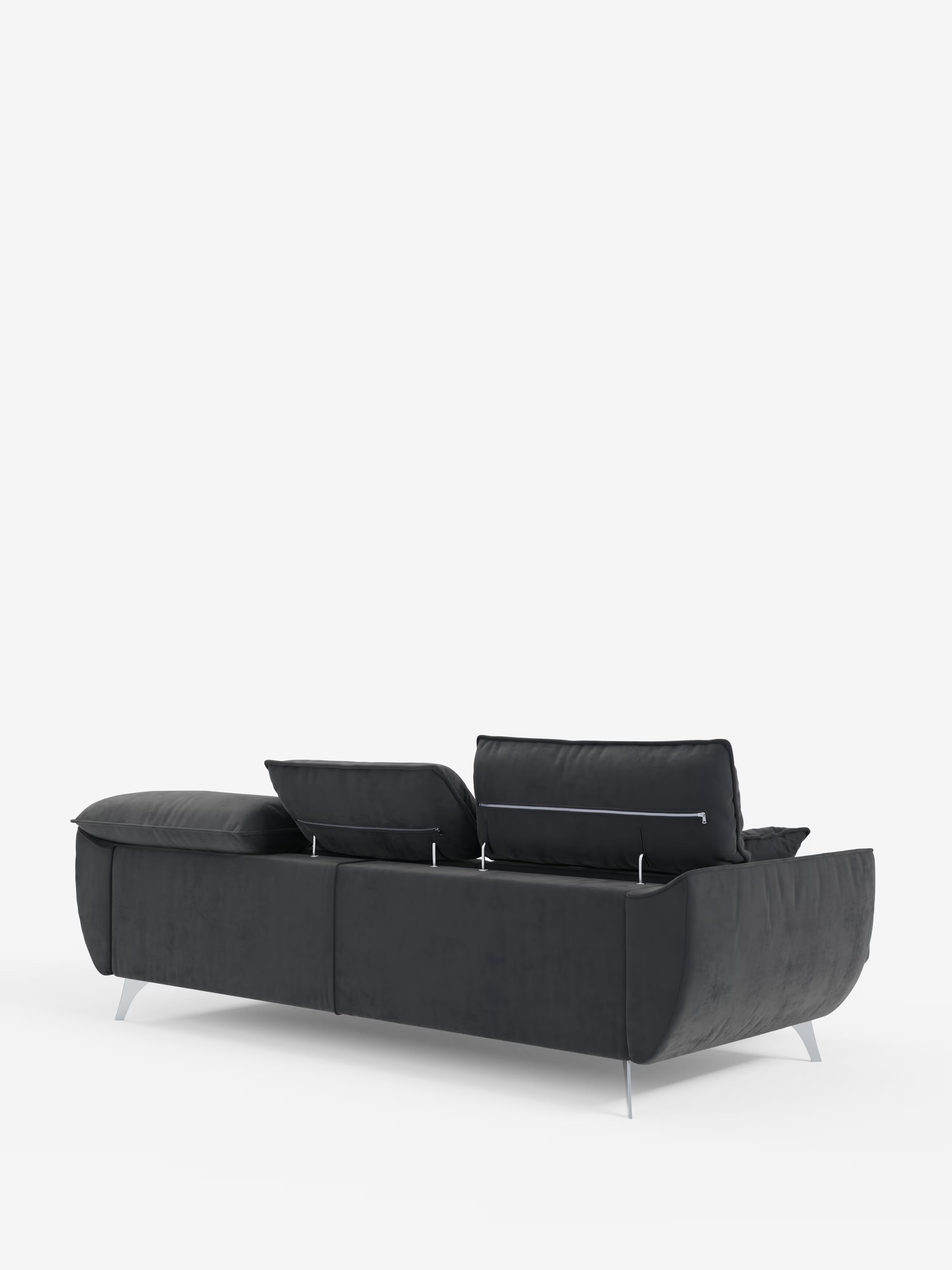 Un divano contemporaneo nero “Michelangelo 4 Posti” di Divani.Store, realizzato in elegante tessuto vellutino T30 resistente alle macchie, viene presentato di spalle e leggermente di profilo, mettendo in risalto i suoi bordi curvi e slanciati e le gambe metalliche. Questo divano a quattro posti è dotato di tre poggiatesta reclinabili, morbidi cuscini e sedute estensibili per un comfort ancora maggiore. Sullo sfondo bianco a tinta unita, il divano risalta in modo particolare.