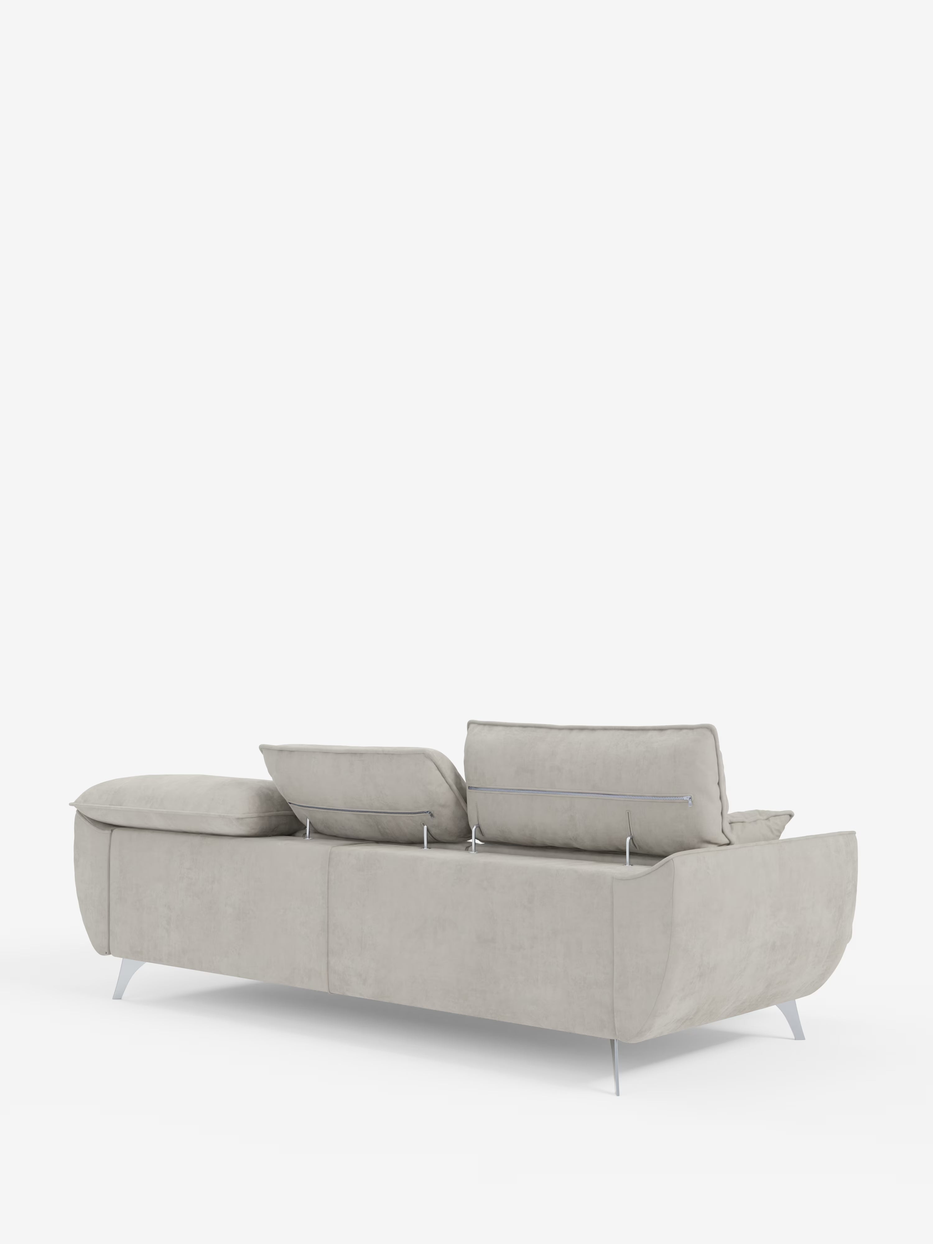 Vi presentiamo il divano Michelangelo 4 Posti di Divani.Store: un moderno divano in tessuto grigio chiaro dotato di tre sedute estensibili e poggiatesta regolabili, rivestito in elegante velluto T30 resistente alle macchie. Questo divano dal design contemporaneo si distingue per i braccioli angolari, le sottili gambe in metallo e lo stile minimalista. Fotografato su uno sfondo bianco, la vista posteriore ne mette in risalto le linee pulite e lo stile sofisticato.
