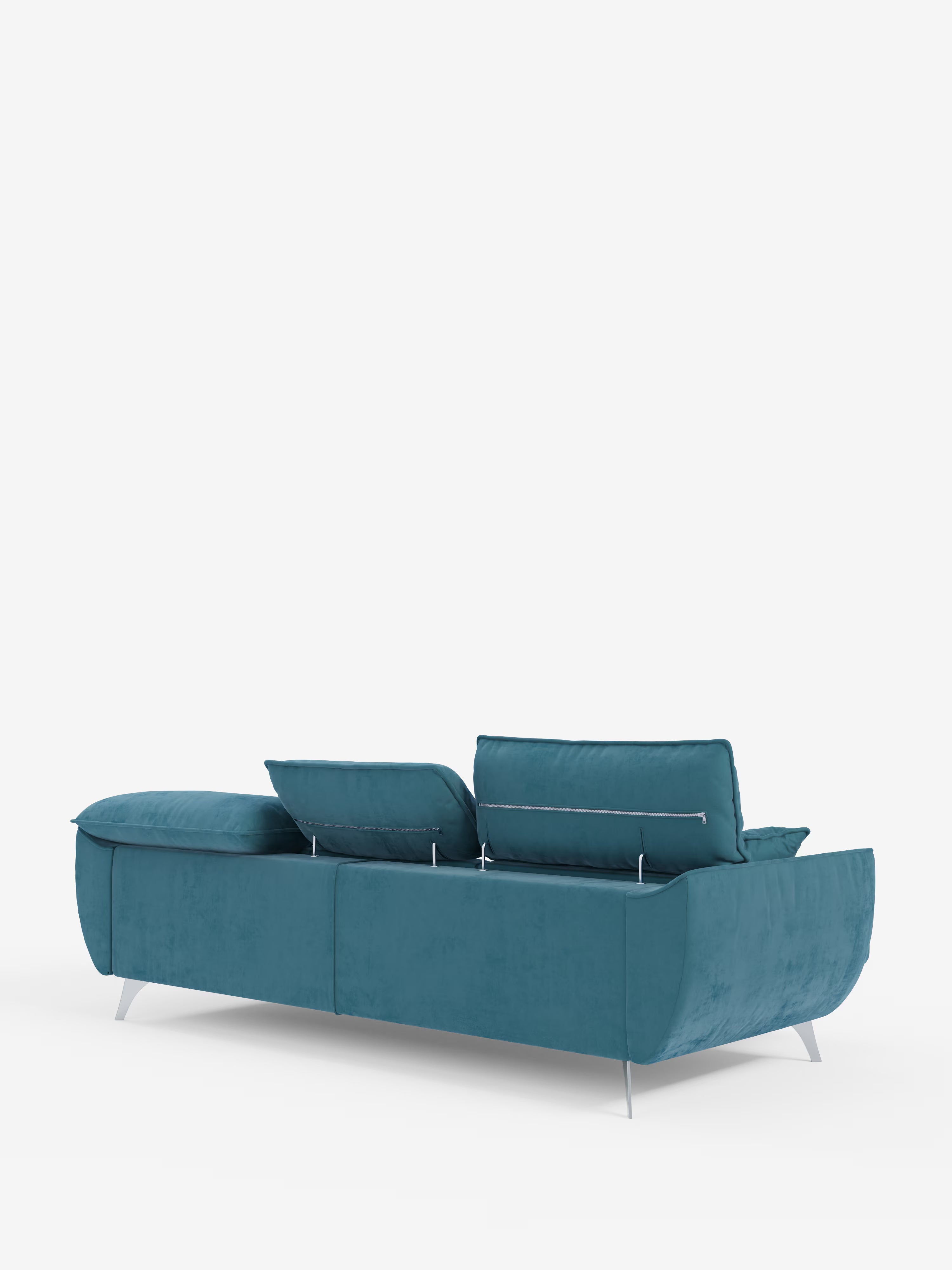 Un divano Michelangelo 4 Posti in colore verde acqua, dal design contemporaneo, proposto da Divani.Store, dotato di tre sedute estensibili e poggiatesta reclinabili, rivestito in elegante tessuto vellutino T30 resistente alle macchie, poggia su sottili gambe in metallo su uno sfondo bianco. Il divano presenta forme rettangolari, cuscini dello schienale angolati e braccioli allineati allo schienale della seduta per un maggiore comfort.