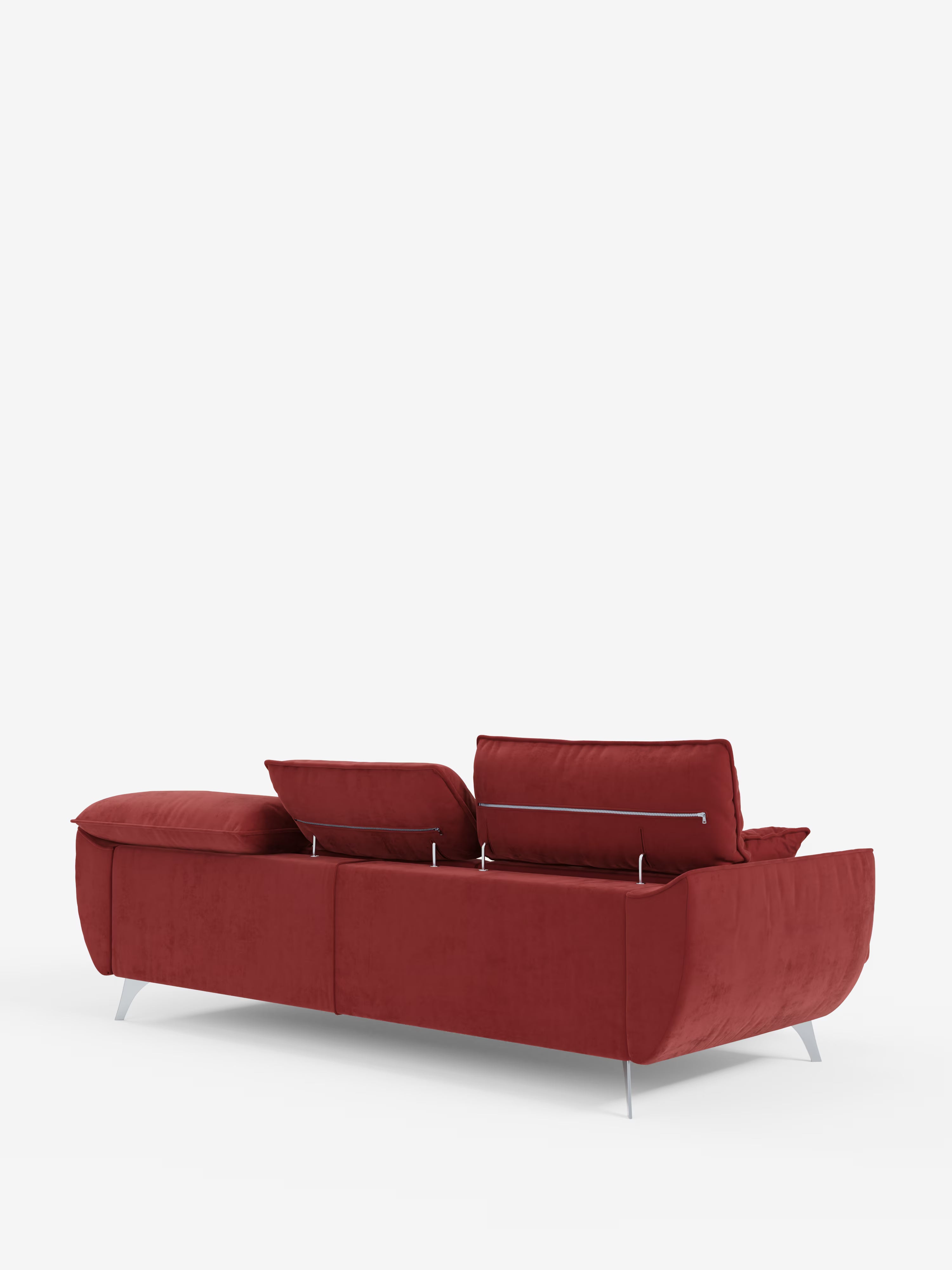 Vi presentiamo il Michelangelo 4 Posti di Divani.Store: un divano contemporaneo in velluto rosso con tre sedute estensibili, due poggiatesta reclinabili, eleganti gambe in metallo argentato e braccioli dalle curve aggraziate. Ripreso di retro e di profilo su uno sfondo bianco, questo elegante modello è rivestito in tessuto velour T30 resistente alle macchie.