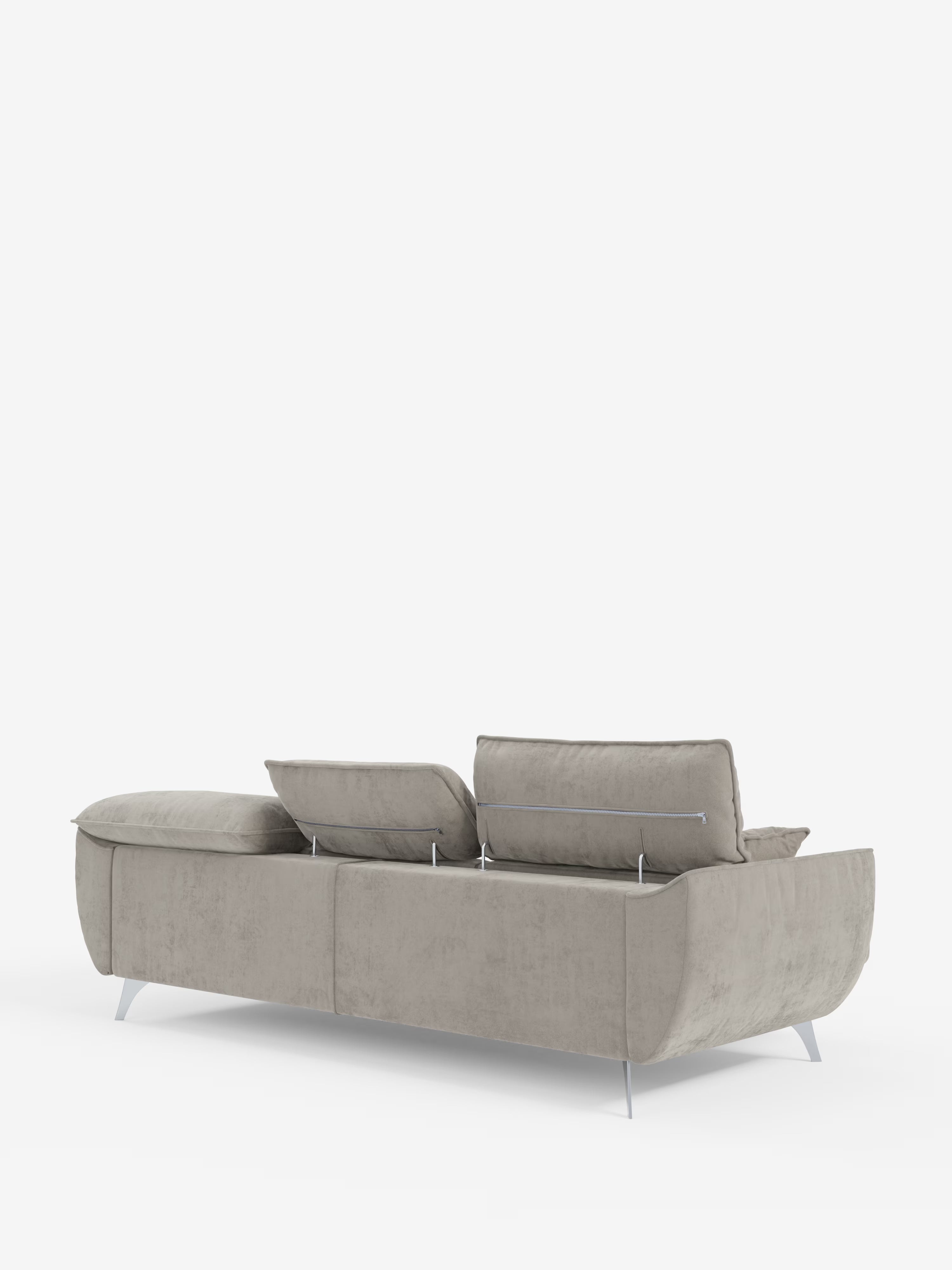 Il divano Michelangelo 4 Posti di Divani.Store è un divano moderno color beige, ripreso di retro su uno sfondo bianco a tinta unita. Rivestito con un elegante tessuto T30 simile al velluto e resistente alle macchie, questo divano presenta tre sedute estensibili, poggiatesta reclinabili, gambe in metallo, braccioli curvi, linee pulite e uno stile minimalista.