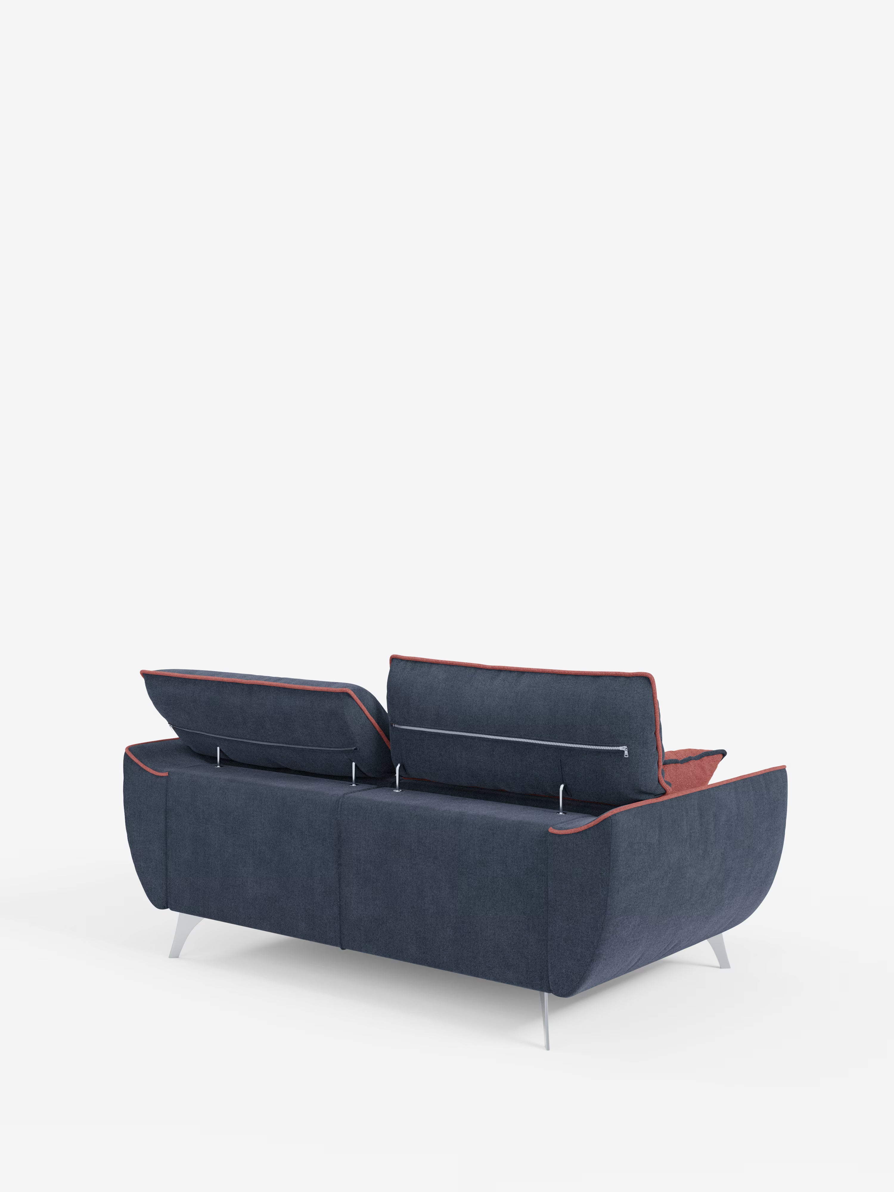 Il divano contemporaneo Michelangelo a 2 e 3 posti di Divani.Store si presenta in un'audace combinazione bicolore di blu scuro e rosso, caratterizzata da sottili gambe in metallo. Il design mette in risalto i poggiatesta reclinabili, parzialmente sollevabili e abbassabili, nonché le sedute allungabili, per un comfort ancora maggiore. Rivestito in tessuto T23 facile da pulire, il divano risalta magnificamente su uno sfondo bianco a tinta unita.