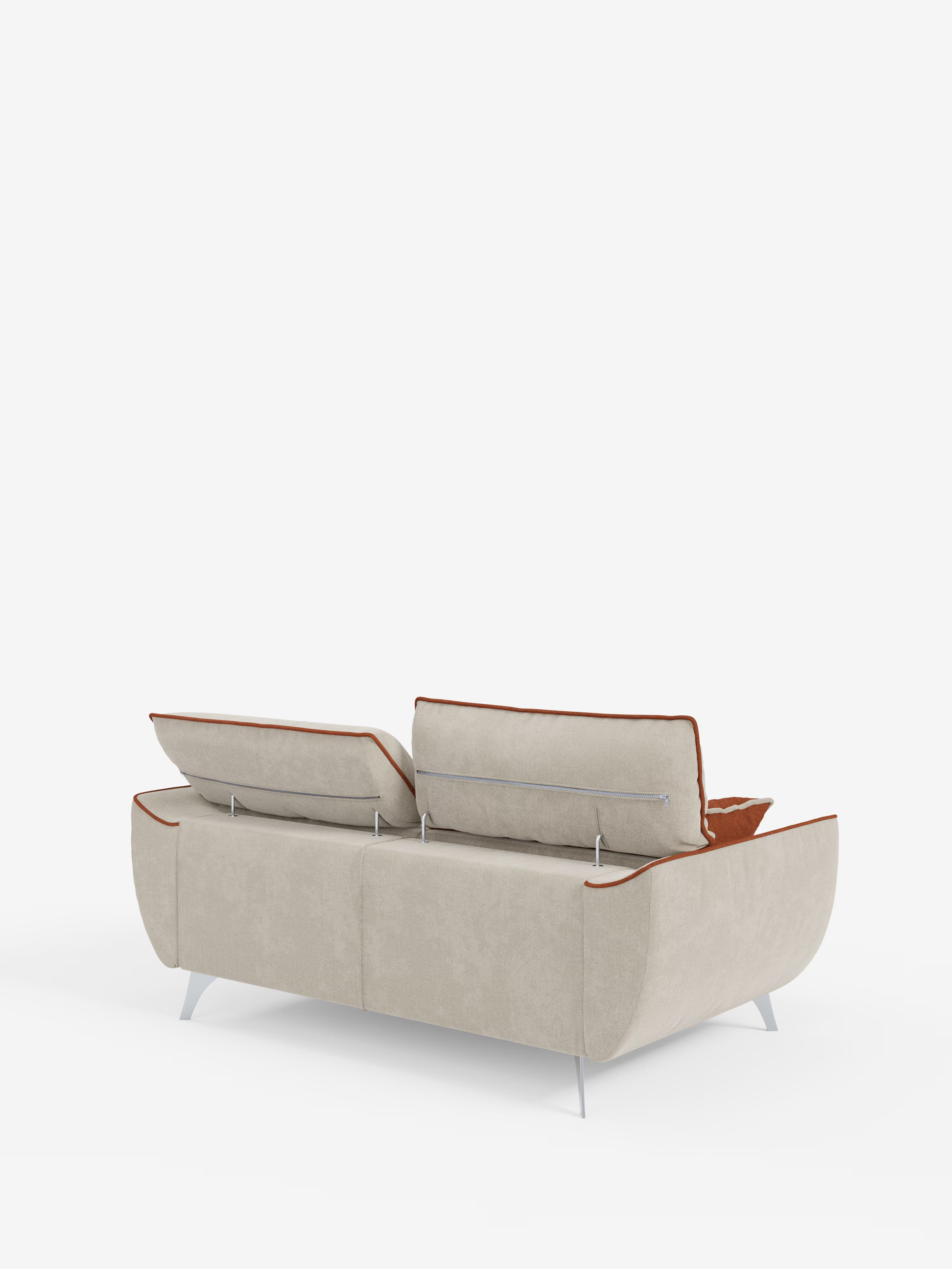 Un elegante divano Michelangelo a 2 e 3 posti con sedute allungabili e poggiatesta reclinabili di Divani.Store è ripreso di retro in un design contemporaneo bicolore beige con gambe in metallo. Il poggiatesta destro è piatto, mentre quello sinistro è inclinato verso l’alto, a sottolineare la sua regolabilità. Sottili bordature color ruggine accentuano i cuscini e i braccioli di questo elegante divano moderno in tessuto smacchiabile T23. Lo sfondo è bianco a tinta unita.
