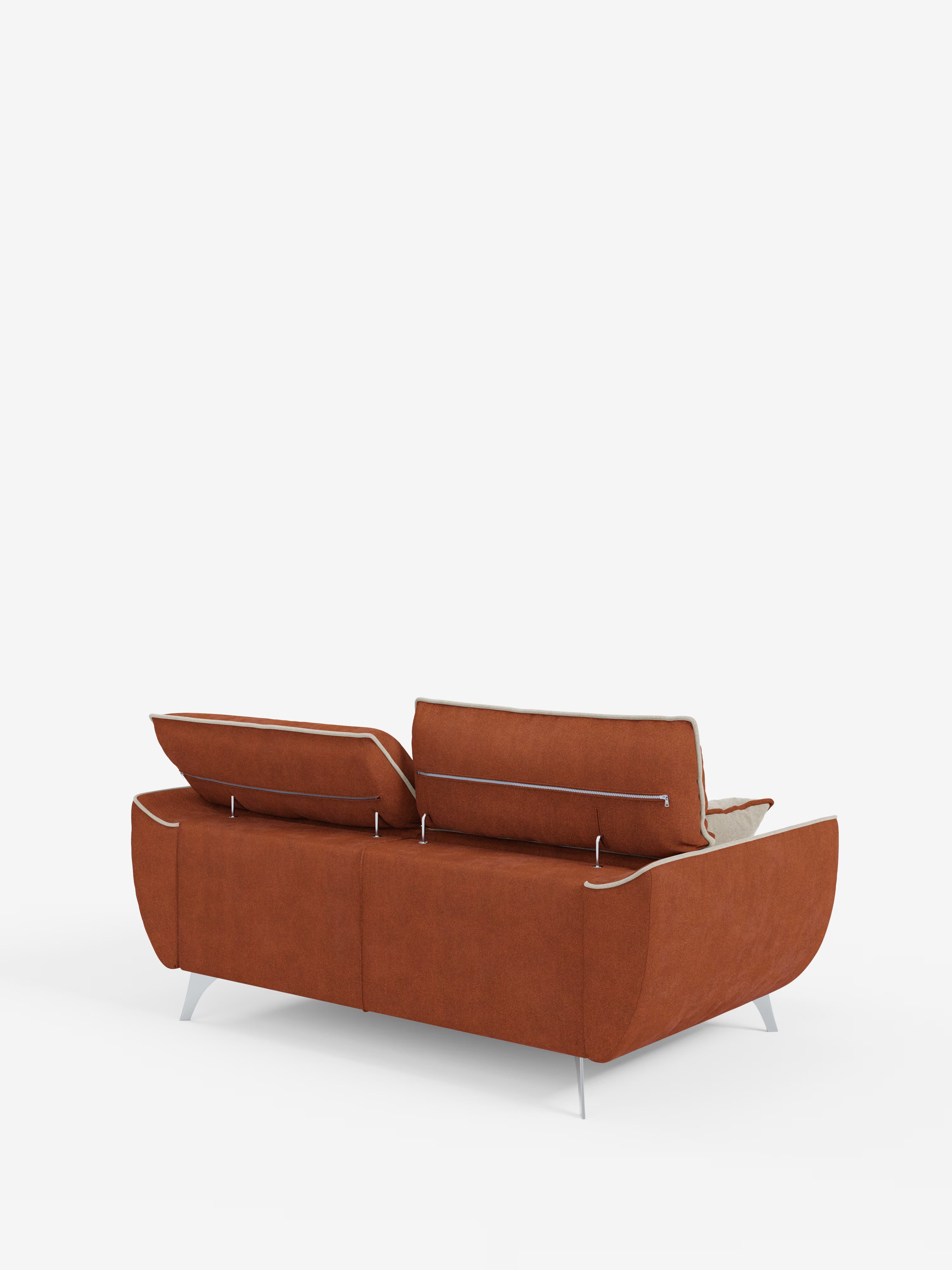 L'immagine mostra il divano Michelangelo a 2 e 3 posti con sedute allungabili e poggiatesta reclinabili di Divani.Store, un divano bicolore rivestito in tessuto T23 antimacchia dal design contemporaneo e minimalista, con eleganti gambe in metallo, visto da dietro. Una sezione dello schienale regolabile è sollevata — mettendo in risalto la sua caratteristica estensibile — mentre le altre parti rimangono piatte. L’ambientazione presenta uno sfondo bianco a tinta unita.