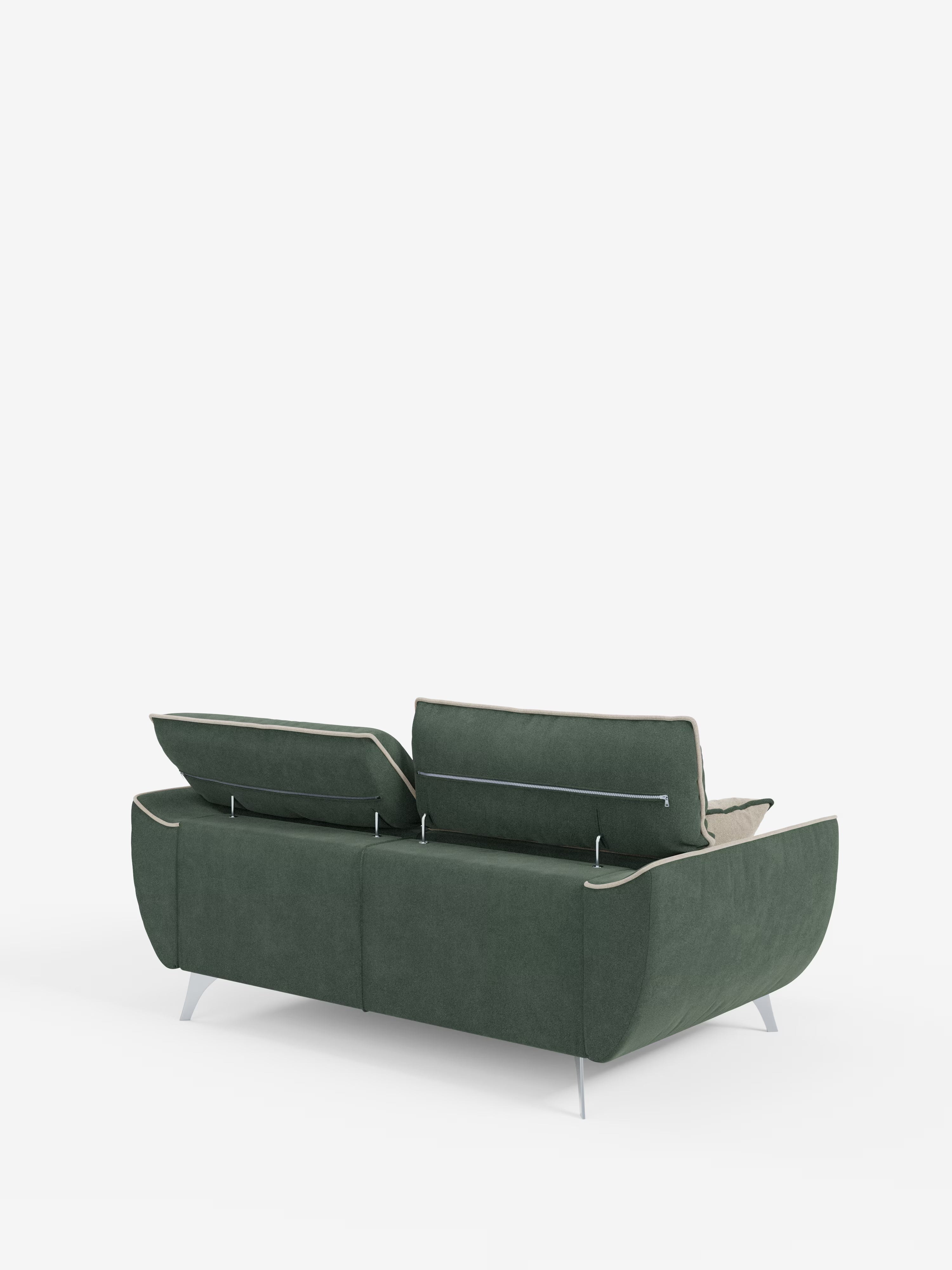 Il divano Michelangelo a 2 e 3 posti con sedute allungabili e poggiatesta reclinabili di Divani.Store, qui raffigurato in un moderno tessuto bicolore verde T23 resistente alle macchie, presenta eleganti gambe in metallo leggero ed è ripreso nella vista posteriore. Questo divano contemporaneo offre due poggiatesta regolabili in diverse posizioni e braccioli curvi. Lo sfondo bianco a tinta unita mette in risalto il design raffinato e la trama del divano.