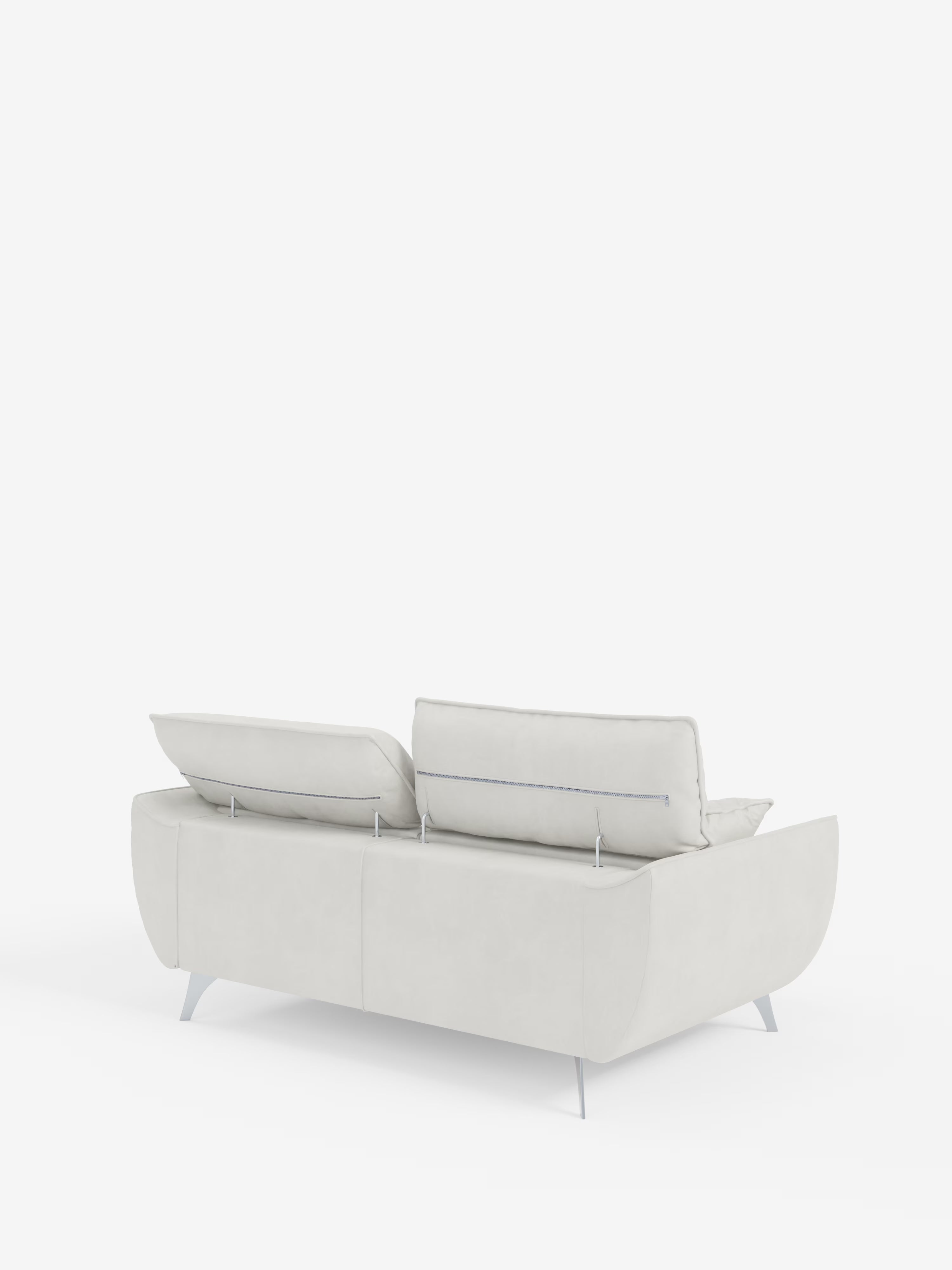 Il divano Michelangelo a 2 e 3 posti con sedute allungabili e poggiatesta reclinabili in tessuto smacchiabile T30 di Divani.Store è raffigurato di retro, mettendo in risalto il suo design moderno bianco con braccioli bassi e arrotondati e eleganti gambe in metallo. Uno dei cuscini dello schienale è leggermente reclinato, mentre gli altri due rimangono in posizione verticale, sottolineando il suo stile contemporaneo. Lo sfondo è bianco a tinta unita.