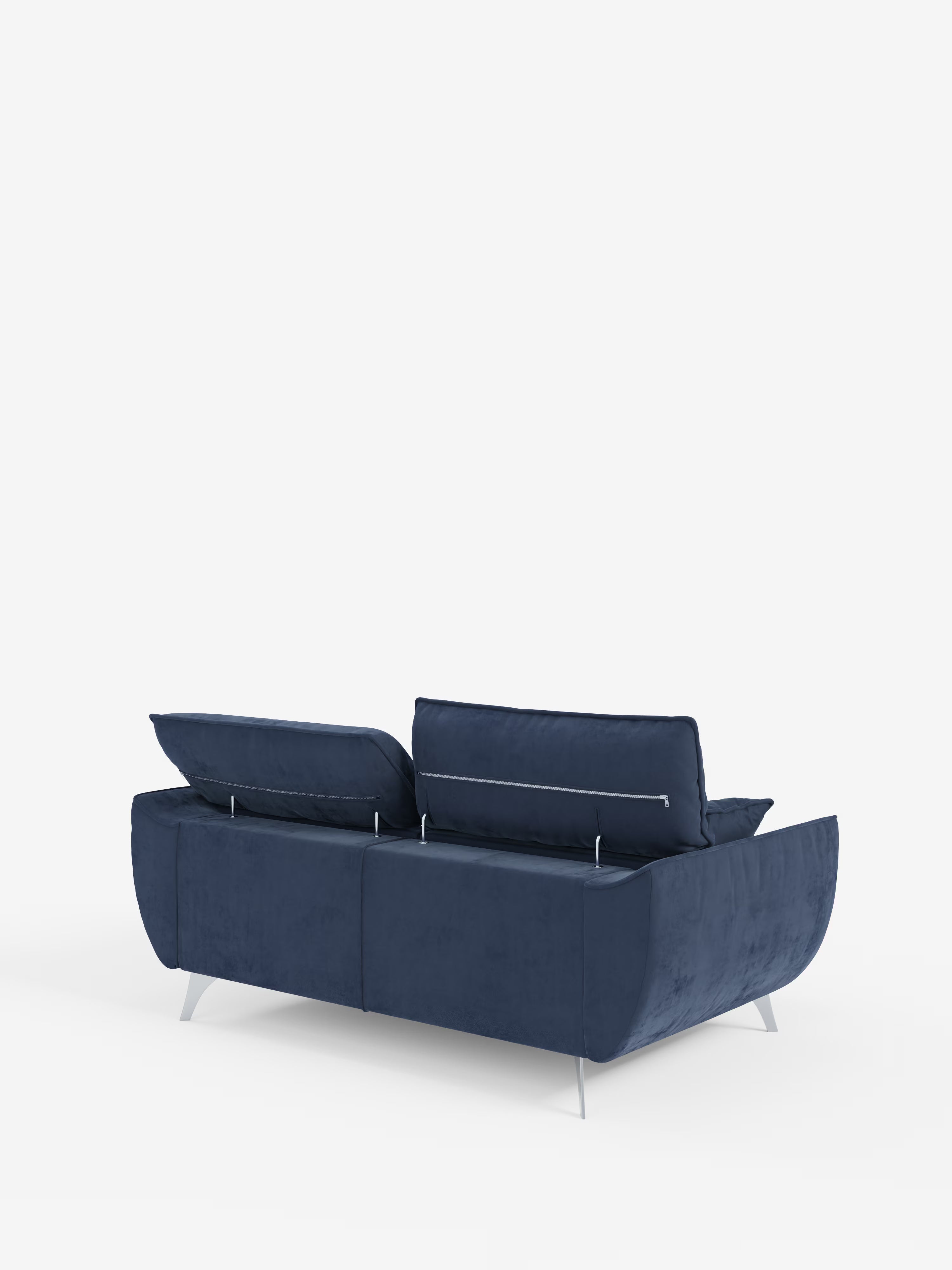 Il divano a due posti Michelangelo di Divani.Store, rivestito in tessuto T30 blu navy facile da pulire, è dotato di due cuscini di seduta, sedute allungabili e poggiatesta reclinabili. Ritraatto di retro su sfondo bianco, questo divano moderno mette in risalto i braccioli lisci e curvi e le eleganti gambe argentate, che gli conferiscono un look contemporaneo.