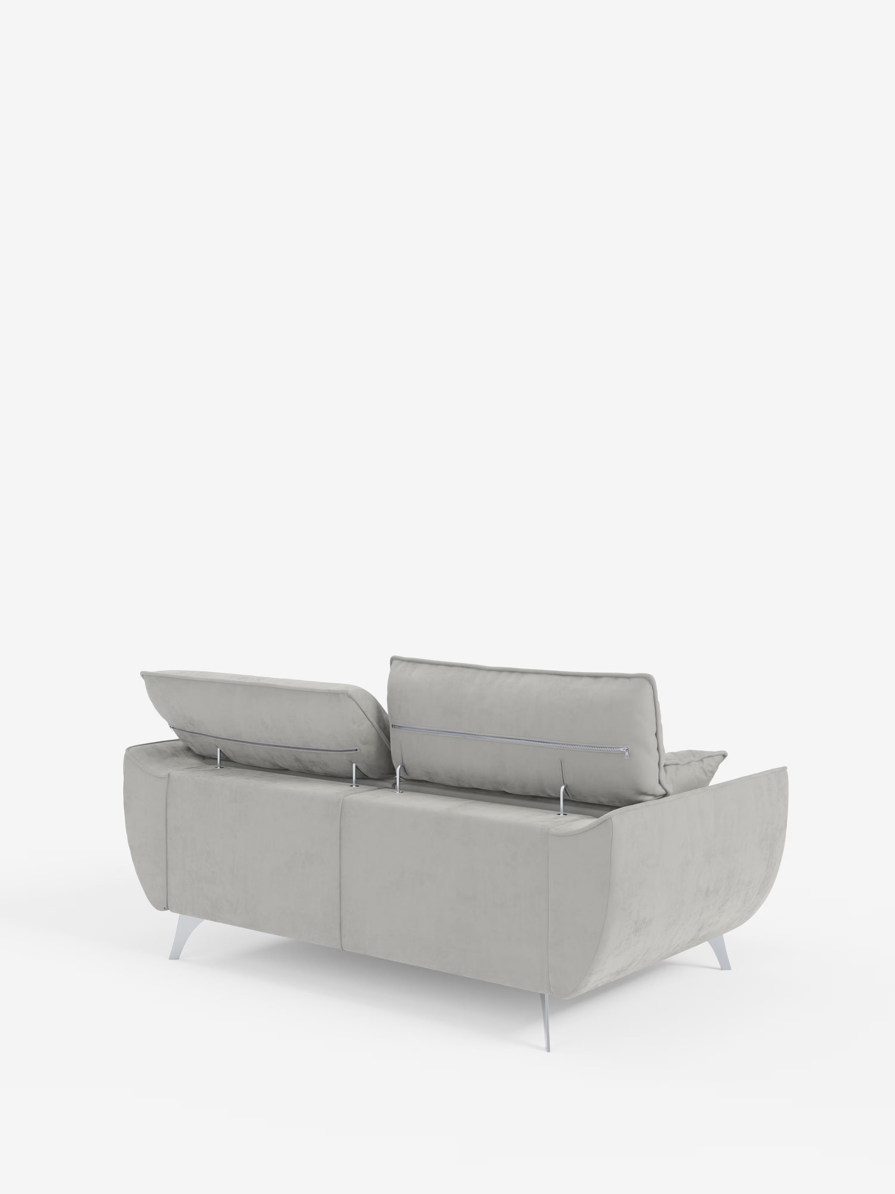 Un moderno divano a due posti Michelangelo di Divani.Store, color grigio chiaro, rivestito in tessuto T30 antimacchia, è ripreso in una foto che ne mostra la vista posteriore. Il divano presenta due schienali imbottiti — di cui uno leggermente rialzato — con braccioli lisci e arrotondati e gambe minimaliste in metallo. Il suo design contemporaneo risalta sullo sfondo bianco a tinta unita.
