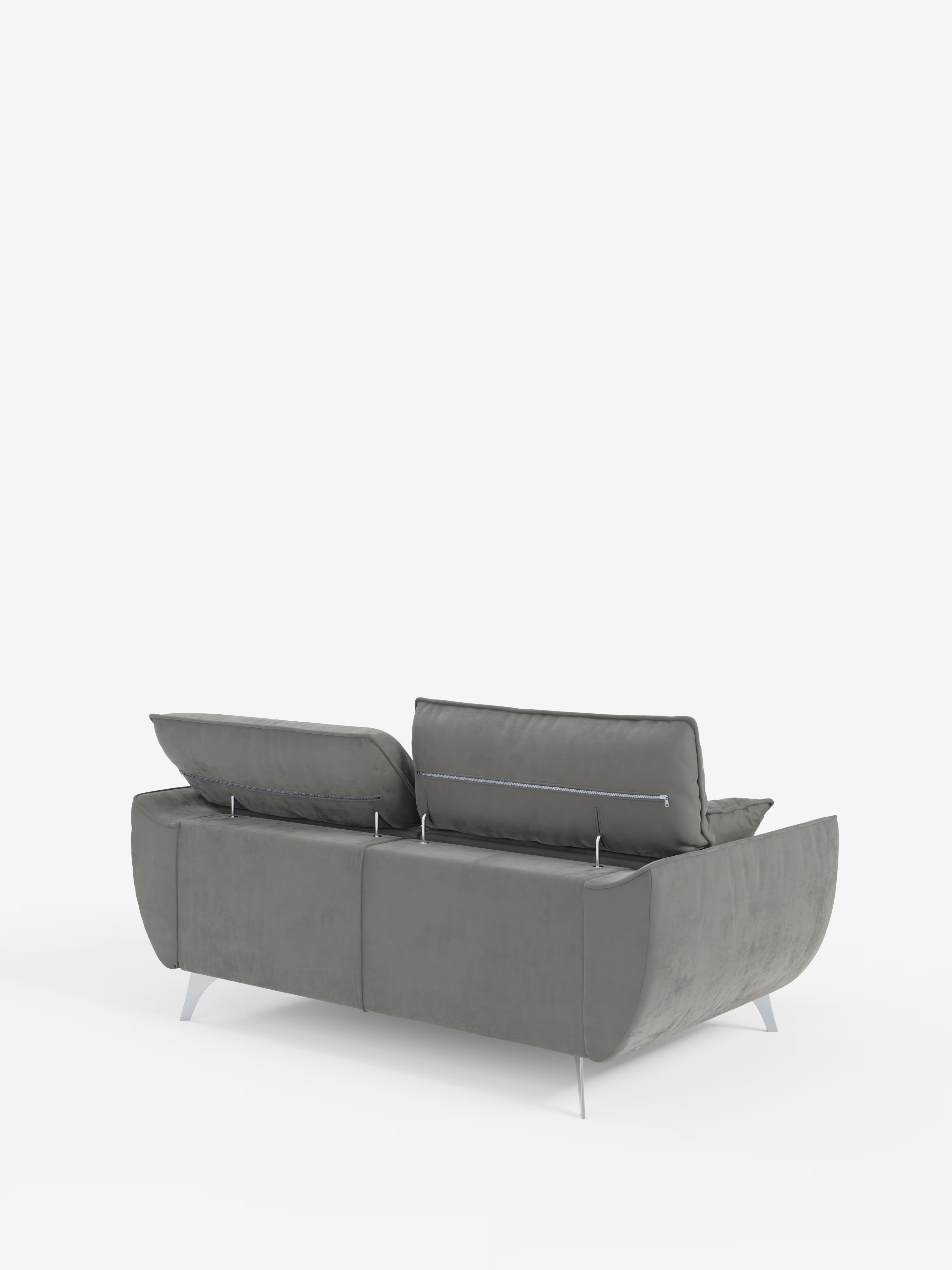 Il divano Michelangelo a 2 e 3 posti di Divani.Store, rivestito in tessuto T30 grigio antimacchia, è ripreso nella vista posteriore. È caratterizzato da poggiatesta reclinabili rialzati, sedute allungate, gambe in metallo e pannelli laterali arrotondati. Il divano moderno è posizionato su uno sfondo bianco a tinta unita in un ambiente minimalista.