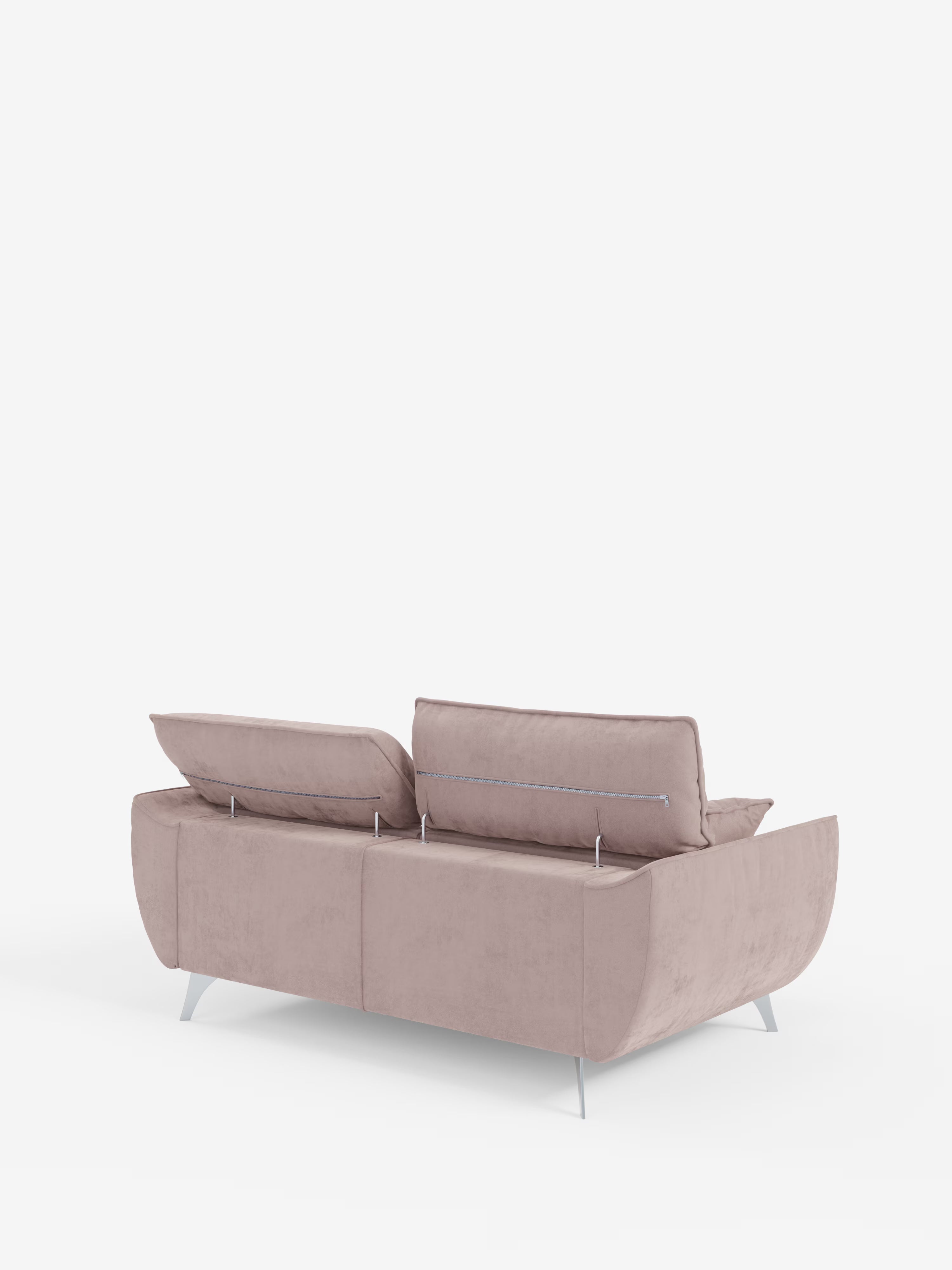 Su uno sfondo bianco a tinta unita, il divano Michelangelo a 2 e 3 posti di Divani.Store è presentato in un moderno tessuto T30 lavabile color rosa chiaro. Questo elegante divano è dotato di due sedute estraibili, poggiatesta reclinabili, braccioli dalla linea slanciata e curva, e poggia su quattro gambe angolate in metallo argentato.