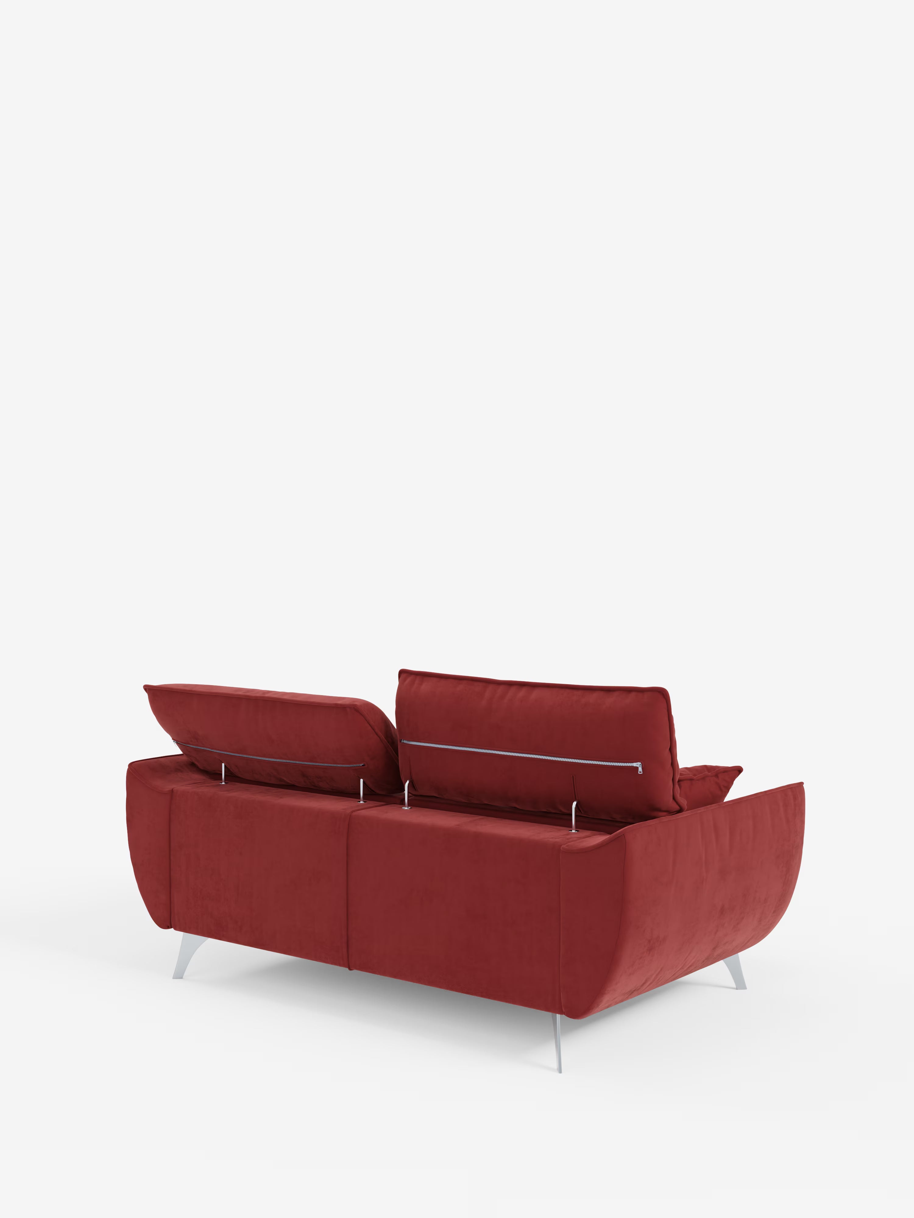 Il divano Michelangelo a 2 e 3 posti di Divani.Store è ripreso da dietro, mettendo in risalto i poggiatesta reclinabili e una silhouette morbida e sinuosa. Questo divano contemporaneo in velluto rosso è dotato di sedute allungabili per un comfort ancora maggiore, e il suo rivestimento in tessuto smacchiabile T30 risalta sullo sfondo bianco, mettendo in risalto la ricca tonalità di rosso e le eleganti gambe in metallo.