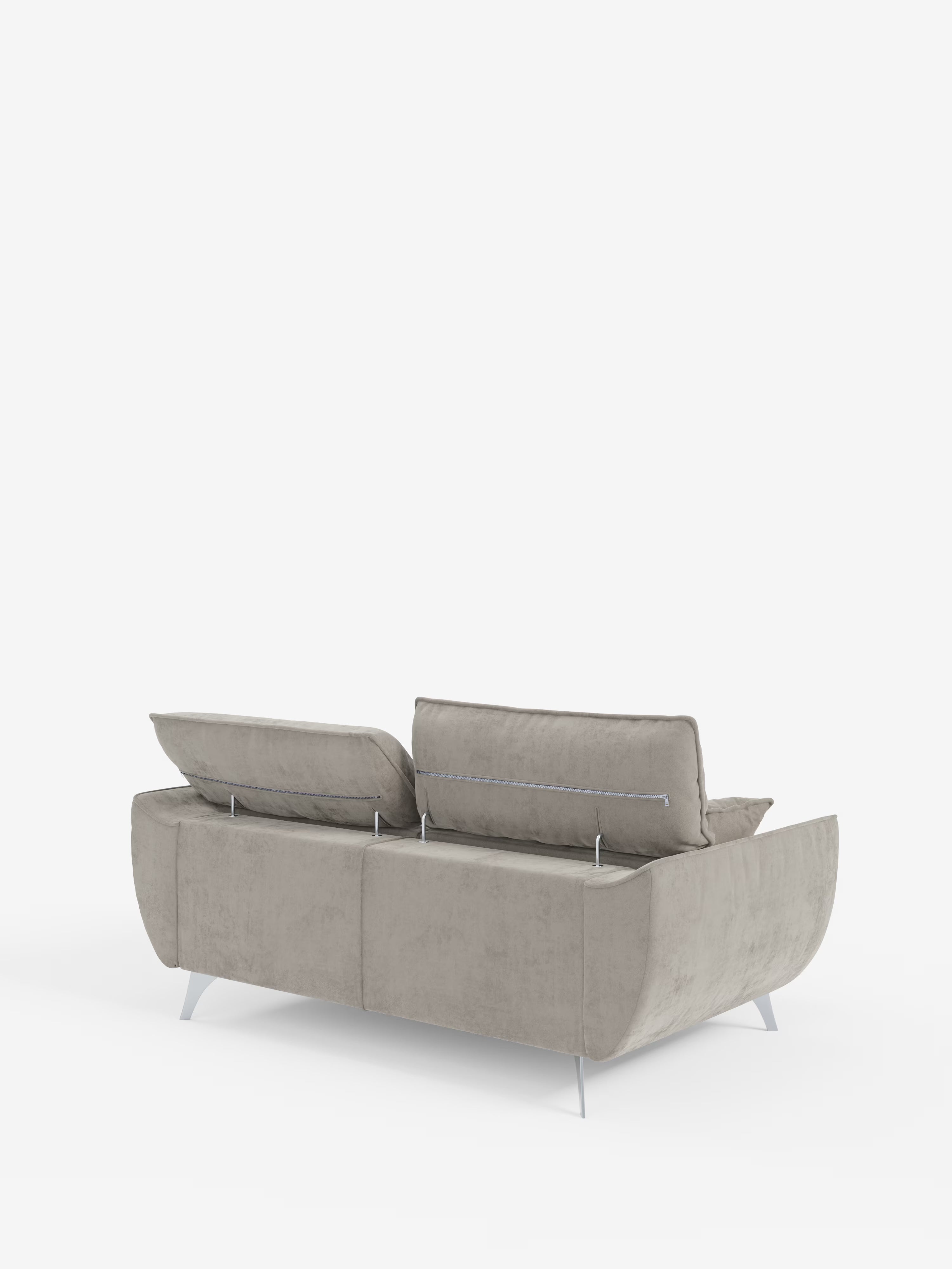 Un moderno divano grigio chiaro di Divani.Store — il divano Michelangelo a 2 e 3 posti con sedute allungabili e poggiatesta reclinabili in tessuto smacchiabile T30 — è ripreso di retro su uno sfondo bianco. Caratterizzato da due cuscini rettangolari rialzati, braccioli elegantemente ricurvi e sottili gambe in metallo, questo divano contemporaneo presenta una silhouette minimalista che richiama il raffinato design italiano.