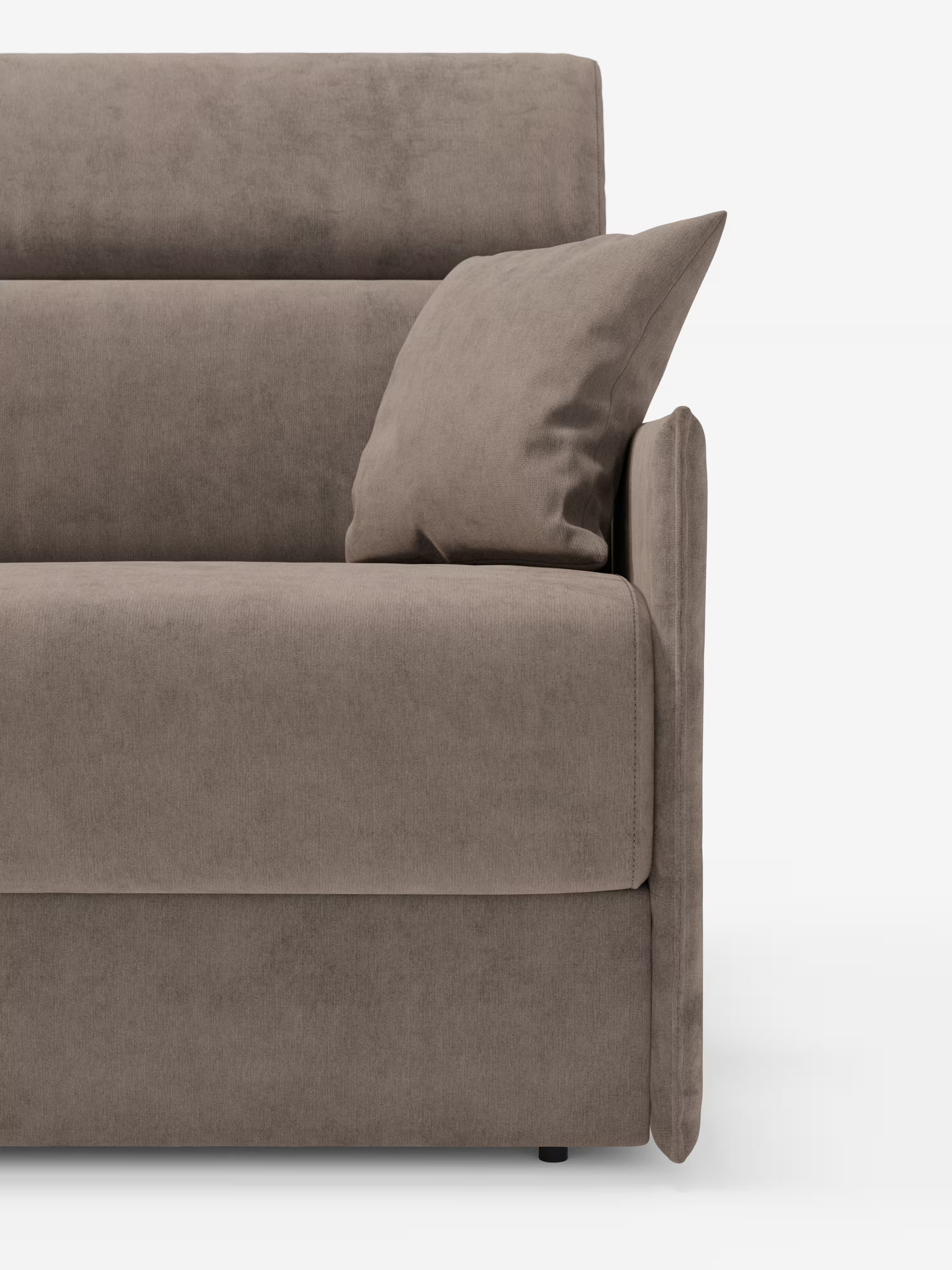 Primo piano del divano letto Miryam con poggiatesta reclinabili e comfort maxi di Divani.Store, un moderno divano compatto color marrone chiaro rivestito in morbido tessuto T31 resistente alle macchie. Caratterizzato da linee pulite, poggiatesta regolabili e uno schienale imbottito per un comfort maggiore, questo divano incarna uno stile minimalista contemporaneo con un unico cuscino coordinato appoggiato di sbieco contro il bracciolo, su uno sfondo bianco a tinta unita.