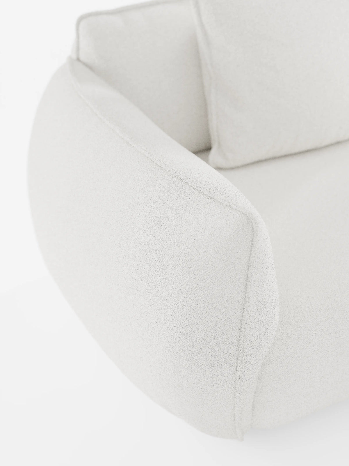 Primo piano del divano modulare a 3 posti “Nimbus” di Divani.Store, caratterizzato da un morbido rivestimento bianco sporco con texture in tessuto smacchiabile effetto cotone T33. L’immagine mette in risalto il bracciolo arrotondato, le cuciture lisce e una parte del cuscino di seduta su uno sfondo bianco a tinta unita. Con il suo design minimalista e accogliente, che ricorda i divani componibili contemporanei, questo modello di Divani.Store dona un'eleganza naturale a qualsiasi ambiente del soggiorno.