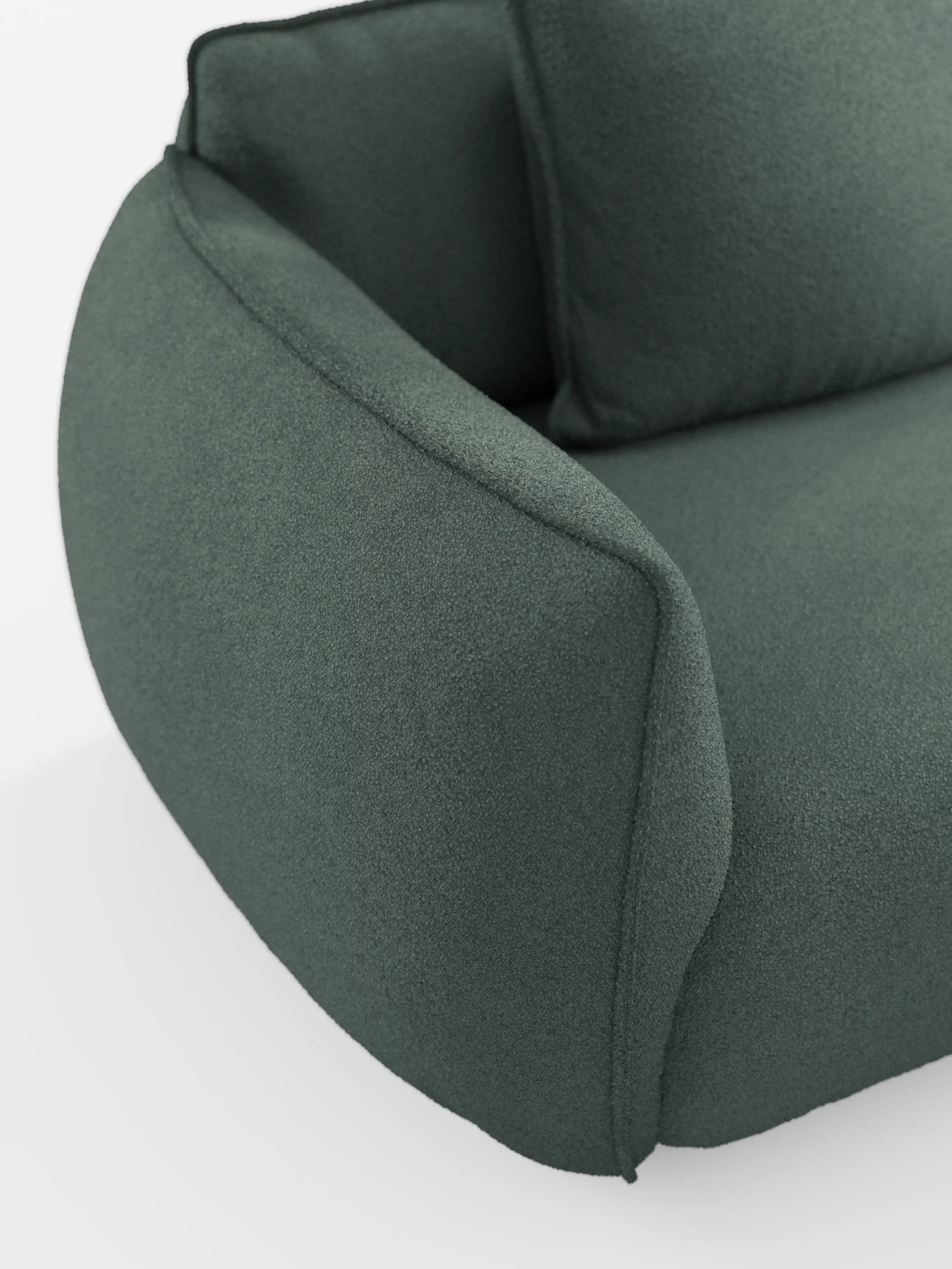 Primo piano del divano Nimbus a 3 posti, modulare e componibile, da 250 cm, di Divani.Realizzato in un moderno tessuto verde smacchiabile effetto cotone T33, il divano mostra il bracciolo sinistro, il cuscino della seduta e parte del cuscino dello schienale — tutti caratterizzati da bordi morbidi e arrotondati e da un rivestimento testurizzato — su uno sfondo bianco. Questo elegante divano offre versatilità e stile a qualsiasi ambiente di soggiorno contemporaneo.