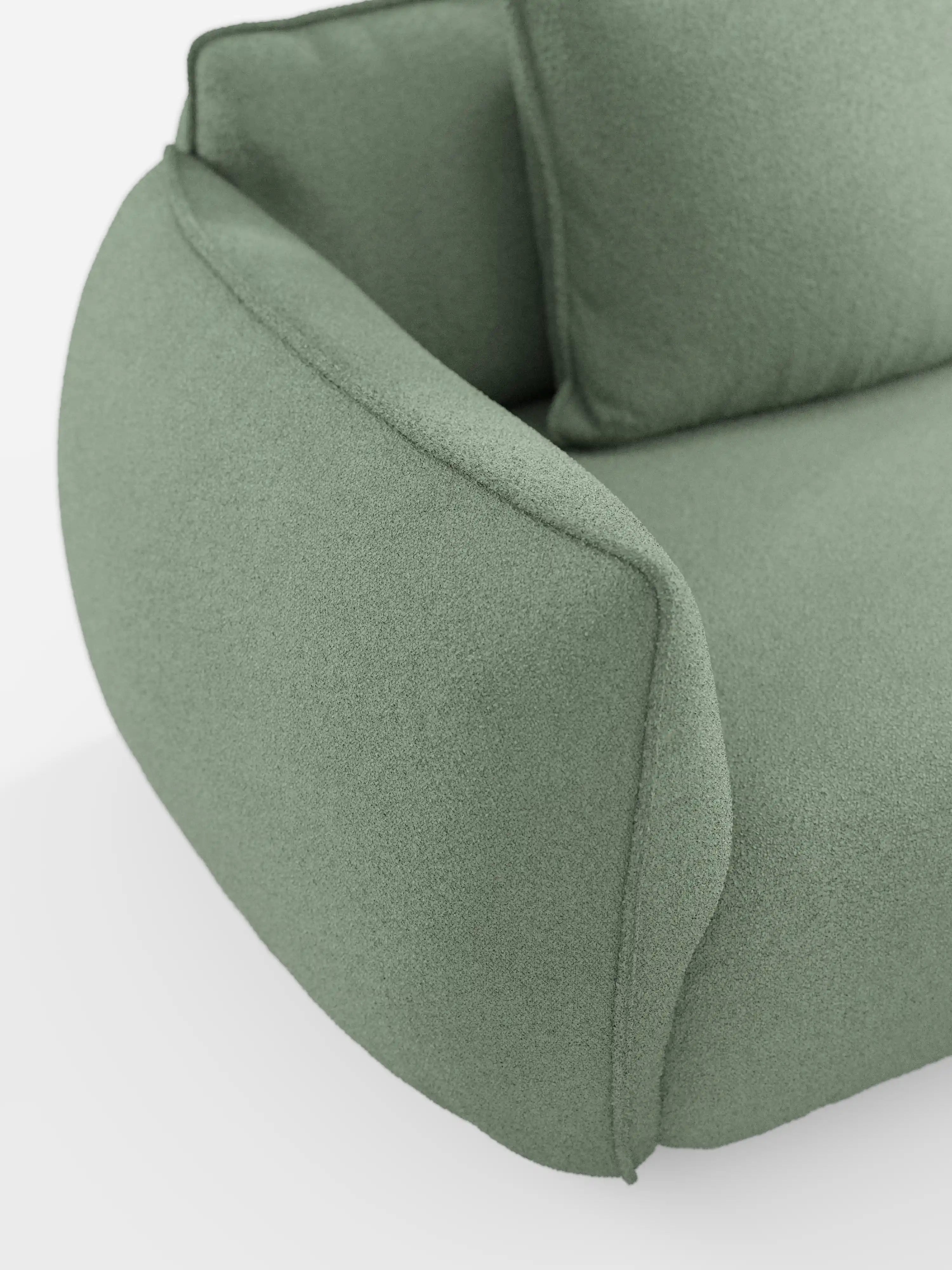Primo piano del divano modulare e componibile Nimbus a 3 posti di Divani.Store, qui presentato in un moderno tessuto verde salvia, effetto cotone e resistente alle macchie (t33). La sezione poltrona presenta bordi morbidi e arrotondati e un cuscino soffice con rivestimento testurizzato. Lo schienale e il bracciolo sono parzialmente visibili su uno sfondo bianco, mettendo in risalto il suo design versatile, ideale per creare composizioni personalizzate all’interno del vostro salotto modulare.
