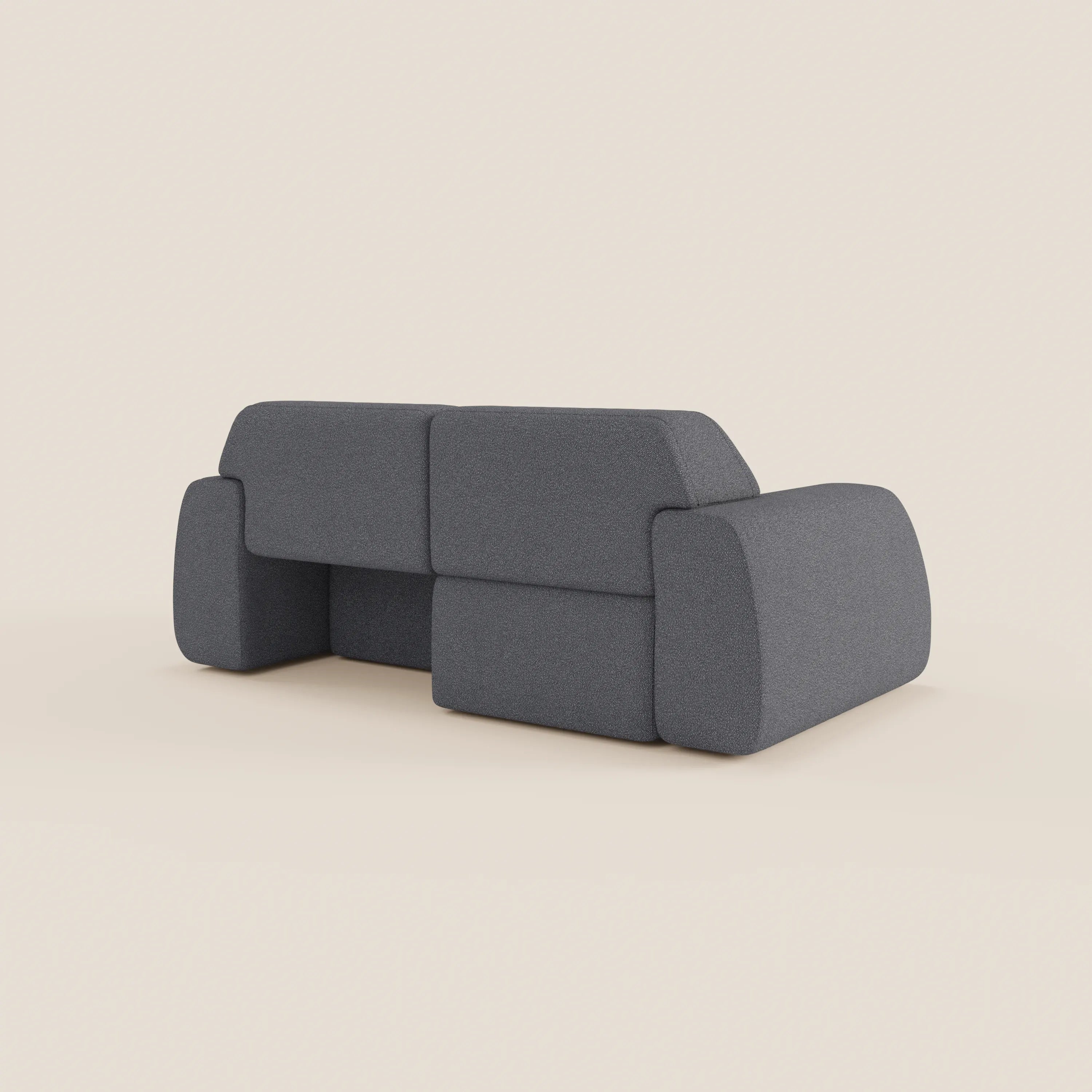 Il divano Orbit 2 e 3 posti con sedute scorrevoli di Divani.Store, rivestito in tessuto T33 sfoderabile e antimacchia, è caratterizzato da un moderno look grigio scuro con un design a blocchi e bordi morbidi e arrotondati.