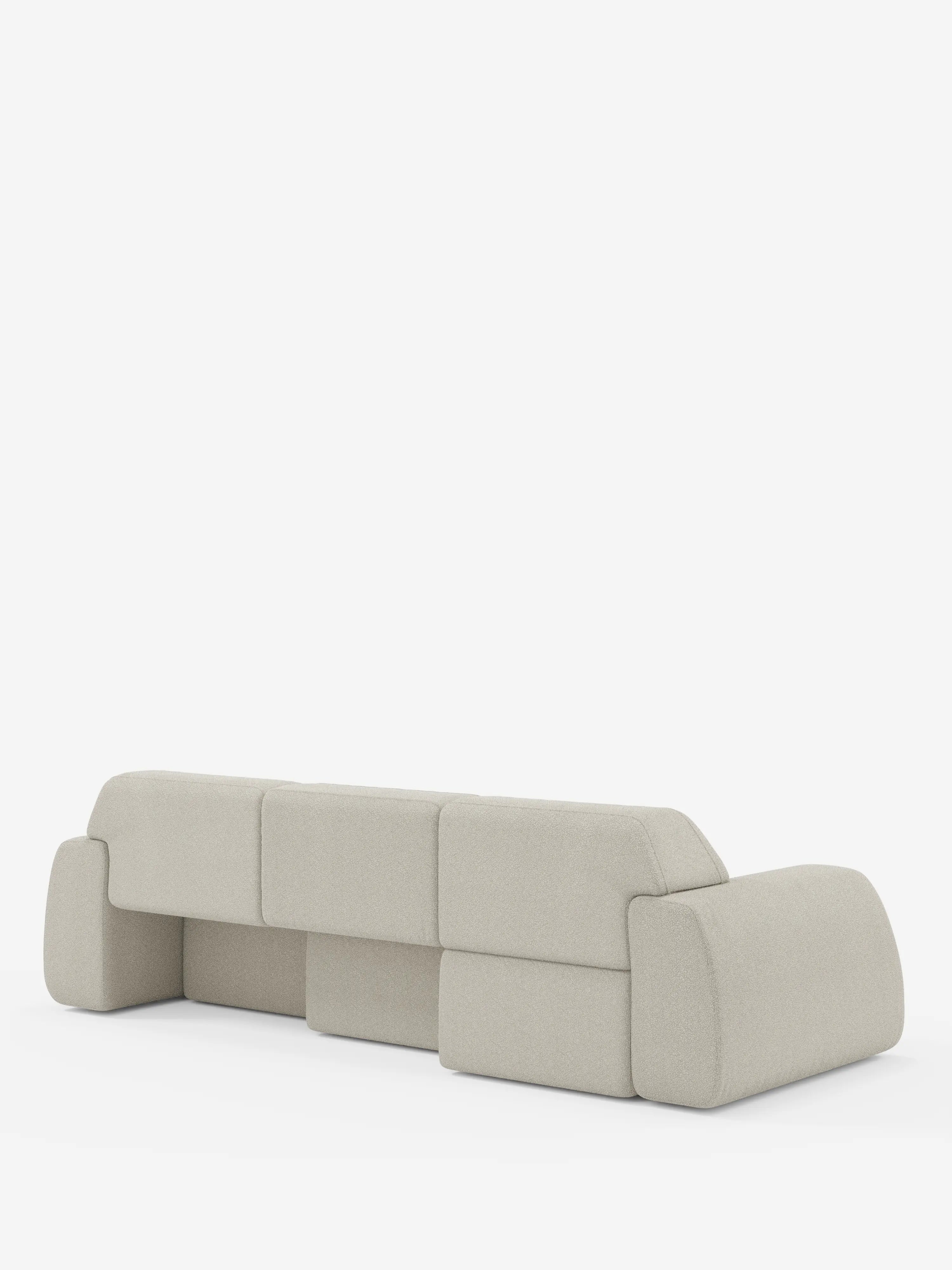 Un divano angolare Orbit dal design minimalista e moderno, con penisola reversibile e tutte le sedute allungabili, realizzato in tessuto smacchiabile effetto cotone T33 di Divani.Store, caratterizzato da morbidi cuscini squadrati e bordi arrotondati in una finitura grigio chiaro. Ritraatto di retro su uno sfondo bianco a tinta unita, il suo design modulare è valorizzato dai cuscini separati per seduta e schienale.