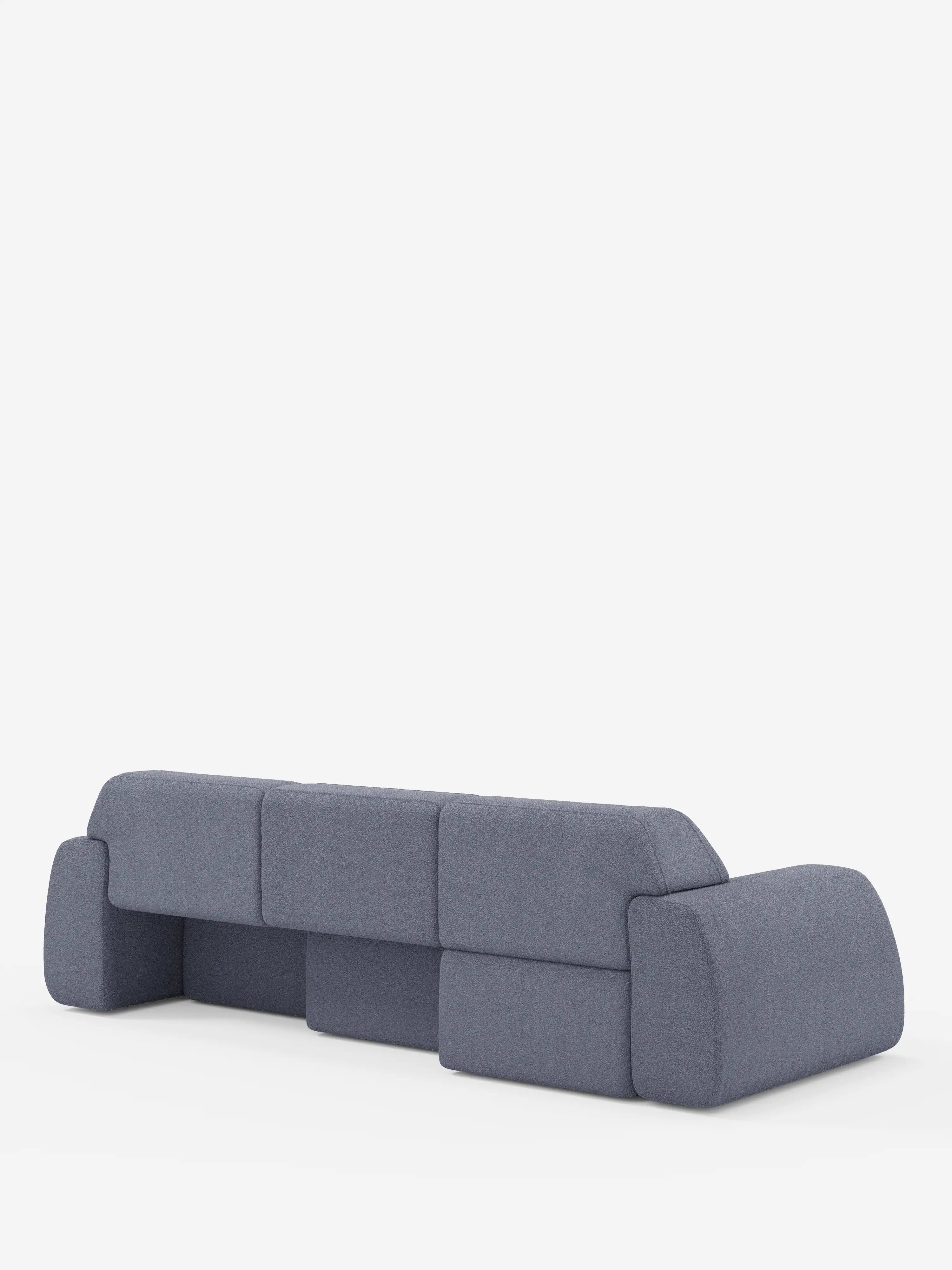 Un moderno e modulare divano angolare Orbit grigio con penisola reversibile e tutte le sedute allungabili, rivestito in tessuto smacchiabile effetto cotone T33 di Divani.Store, caratterizzato da un morbido rivestimento e da tre ampie sezioni di seduta con ampi braccioli imbottiti alle estremità. Ritratto di retro su uno sfondo bianco a tinta unita, questo divano di alta gamma incarna il design contemporaneo per ambienti eleganti.