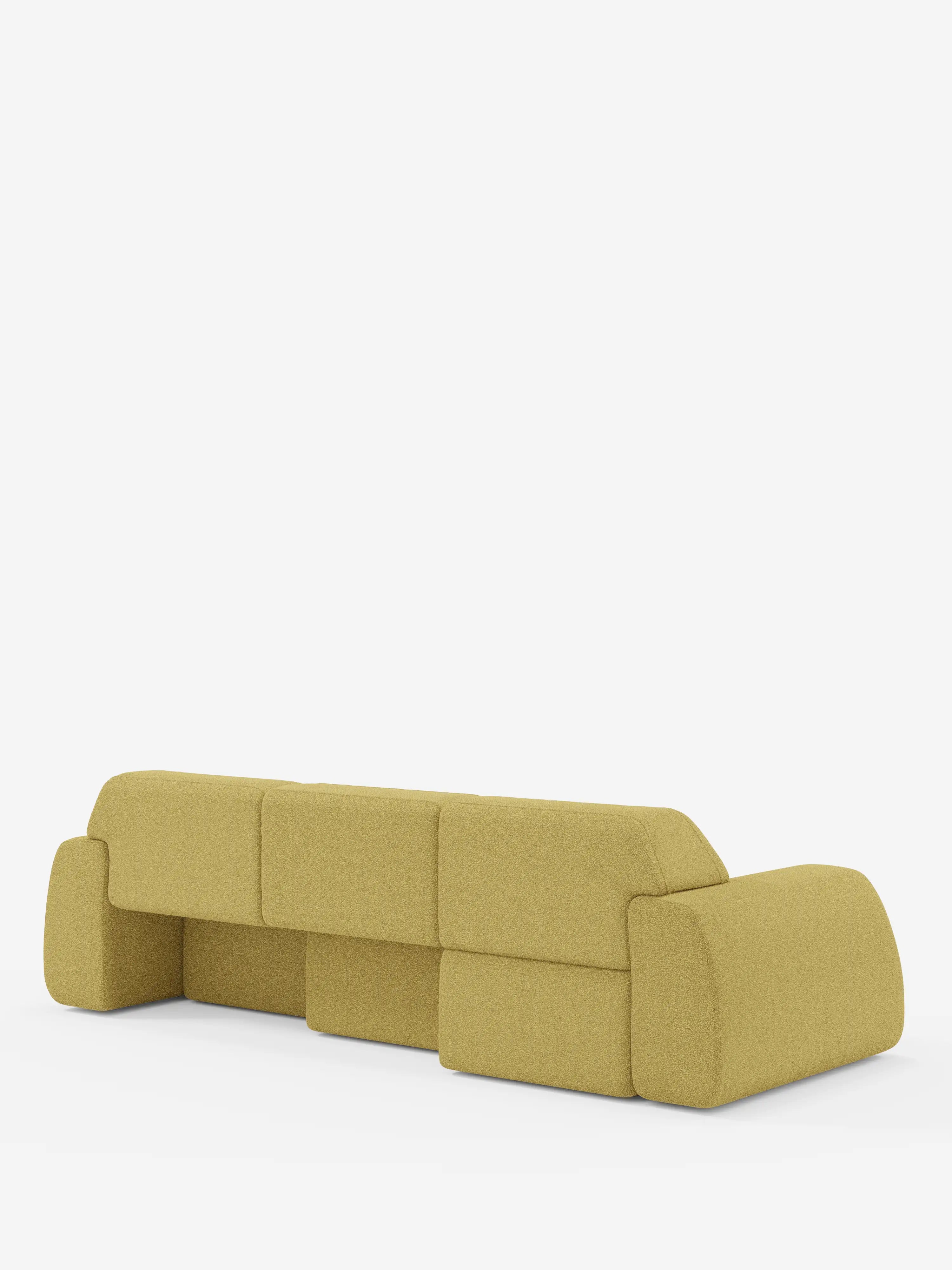 Il divano angolare Orbit con penisola reversibile e tutte le sedute allungabili in tessuto smacchiabile effetto cotone T33 di Divani.Store è esposto su uno sfondo bianco a tinta unita. Questo moderno divano componibile giallo-verde presenta ampi braccioli arrotondati e segmenti dalla forma squadrata, offrendo un design contemporaneo e minimalista che esalta le linee pulite e i bordi morbidi.