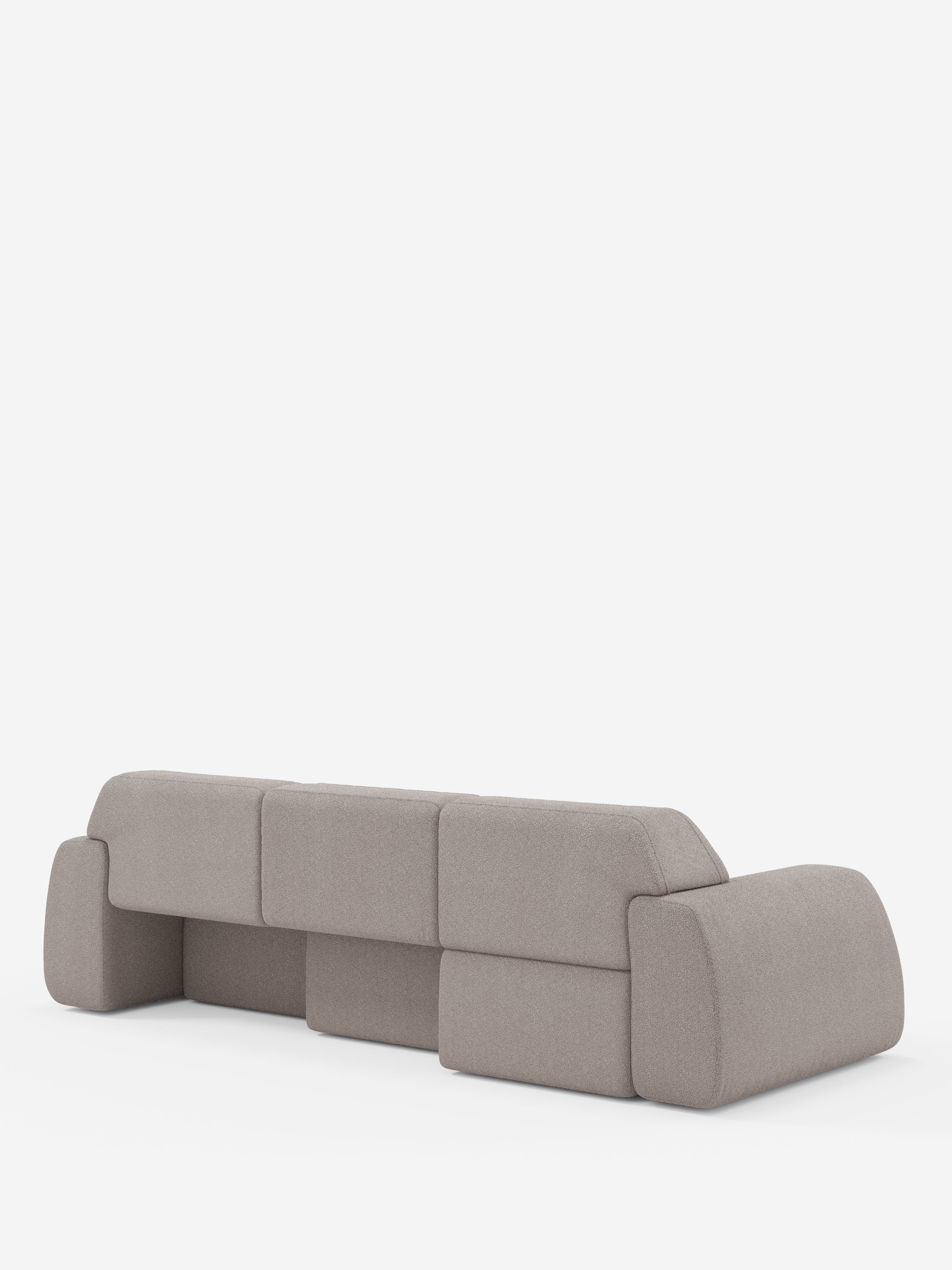 Il divano angolare contemporaneo “Orbit Divano angolare con penisola reversibile e tutte le sedute allungabili in tessuto smacchiabile effetto cotone T33” di Divani.Store, in colore grigio chiaro, è ripreso da dietro, mettendo in risalto i suoi bordi arrotondati, i morbidi cuscini e la silhouette minimalista. Il design modulare e il morbido tessuto effetto cotone antimacchia riflettono uno stile moderno e sofisticato, messo in risalto da uno sfondo bianco a tinta unita che ne accentua la raffinata presenza.