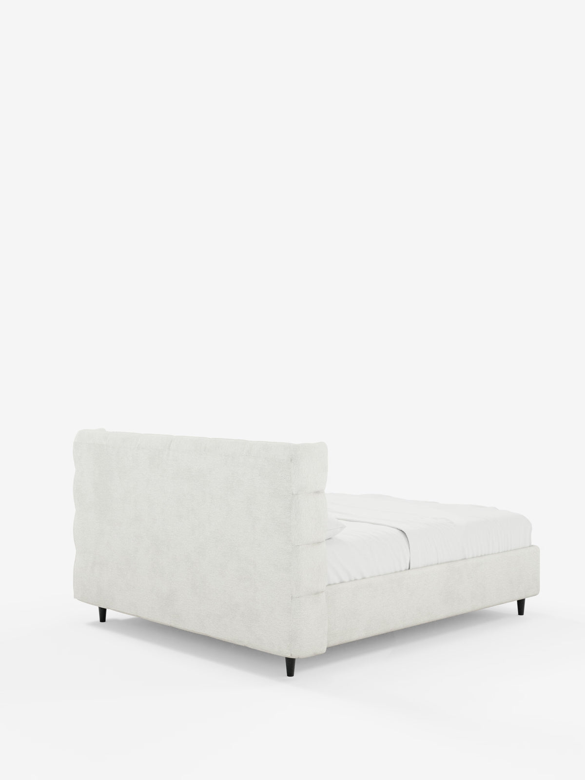 Scopri il moderno letto imbottito RAGNAR con contenitore e testiera capitonné avvolgente di Letti.store, caratterizzato da una struttura bassa e imbottita e da una testiera e una pediera rettangolari, alte e avvolgenti, entrambe elegantemente rivestite in tessuto beige chiaro certificato Oeko-Tex®. Il letto è raffigurato con biancheria da letto di un bianco brillante e poggia su gambe corte e scure all’interno di uno spazio bianco minimalista.