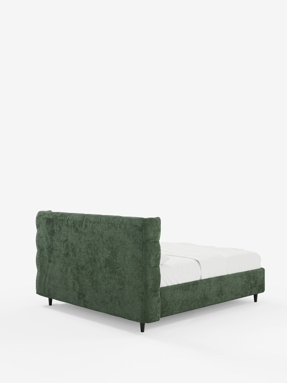 Un letto imbottito RAGNAR con contenitore e testiera capitonné avvolgente di Letti.store, rivestito in un elegante tessuto verde certificato Oeko-Tex®, caratterizzato da testiera e pediera capitonné, gambe basse nere e biancheria da letto bianca, ripreso da un’angolazione laterale posteriore su uno sfondo bianco a tinta unita.