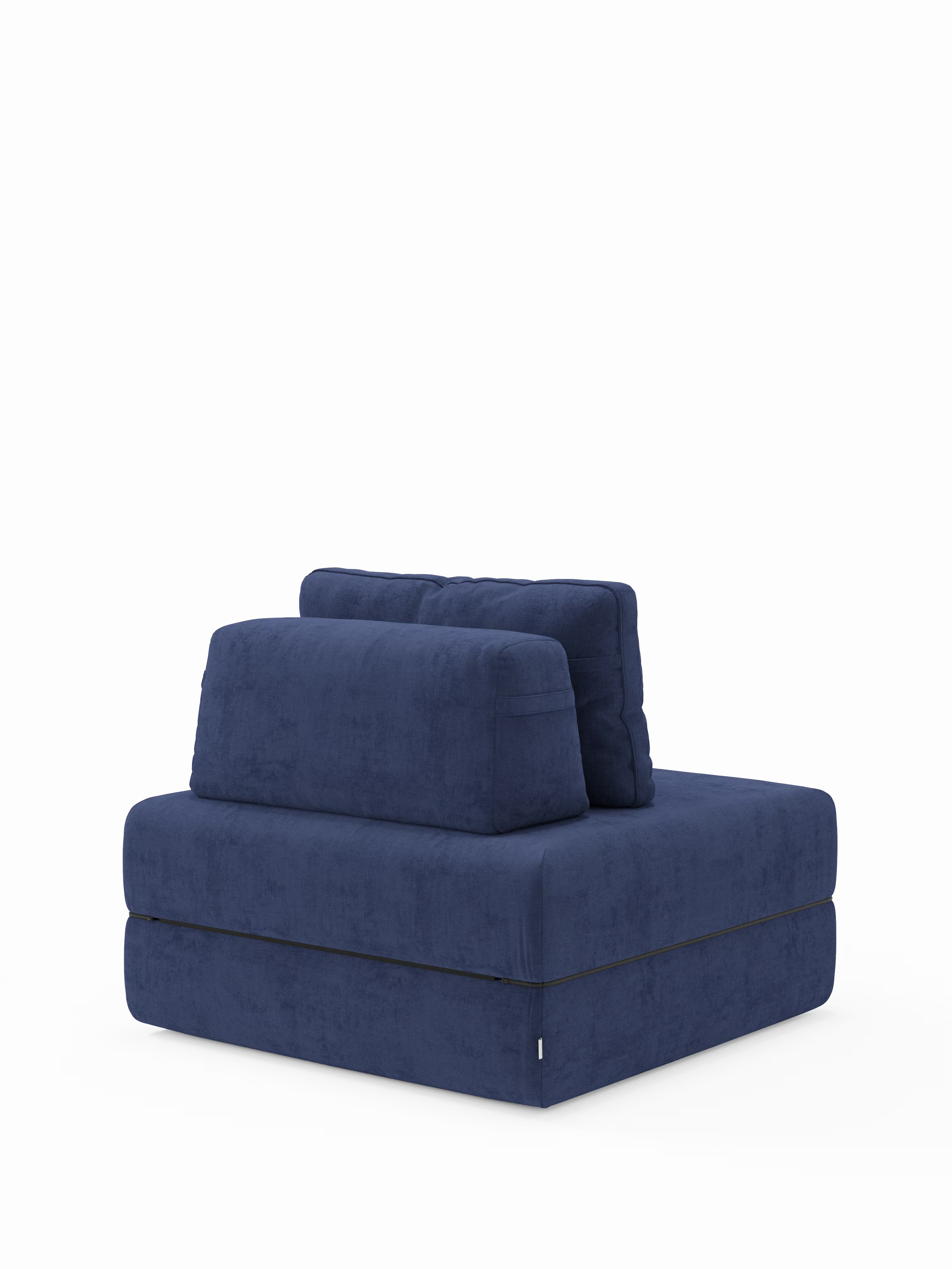 Una moderna poltrona letto Rift di Divani.Store, dalla forma squadrata e in blu intenso, dotata di un materasso in memory foam extra alto da 22 cm e di uno schienale mobile. Questa poltrona letto combina morbidi cuscini per lo schienale e la seduta con linee pulite, un rivestimento in morbido tessuto T31 resistente alle macchie e un design minimalista dalle forme squadrate, il tutto su uno sfondo bianco a tinta unita.
