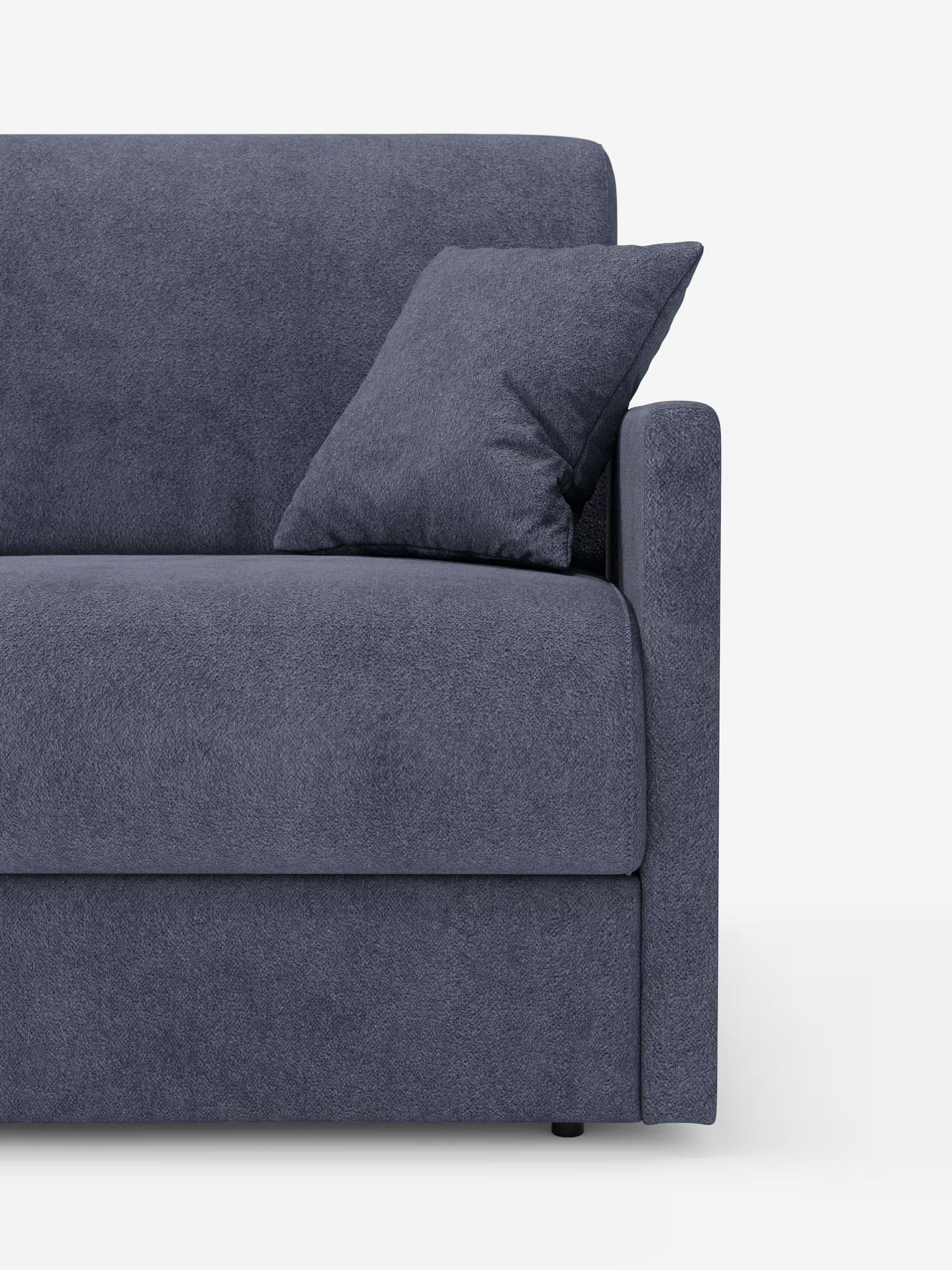Un primo piano del divano letto Tommy Divano a 2 e 3 posti matrimoniale di Divani.Store mette in risalto il moderno design in tessuto blu, con particolare attenzione al bracciolo destro, al cuscino di seduta e allo schienale. Questo divano sfoderabile al 100% in tessuto T33 smacchiabile effetto cotone presenta eleganti braccioli sottili ed è completato da un cuscino blu abbinato posizionato di sbieco contro lo schienale. L’immagine è inquadrata su uno sfondo bianco a tinta unita.