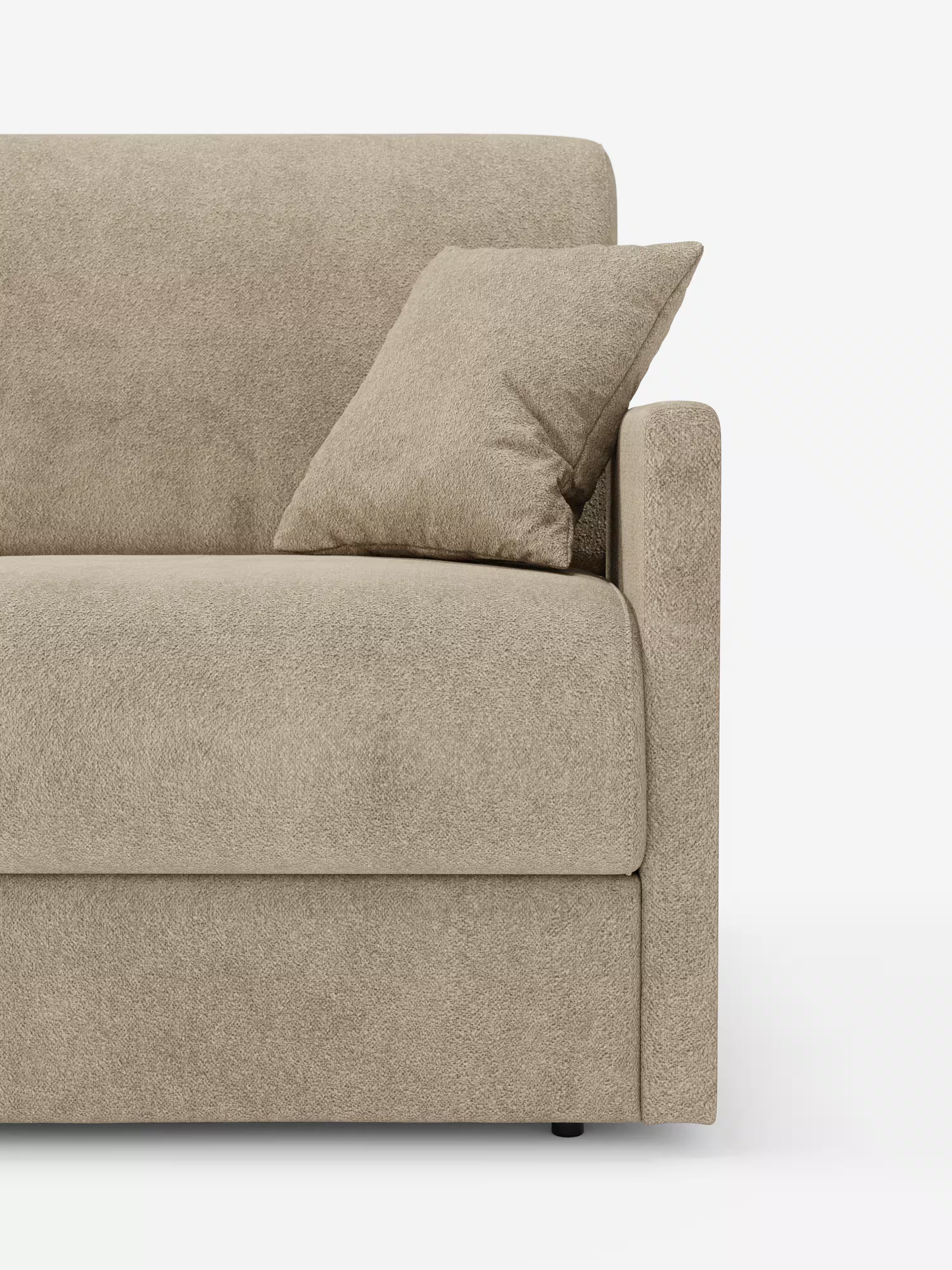 Un primo piano del "Tommy Divano letto 2 e 3 posti matrimoniale" di Divani.Store mette in risalto il suo tessuto T33 beige, testurizzato e antimacchia, con bracciolo sottile (bracciolo slim), evidenziando il bracciolo destro, parte della seduta e dello schienale. Un cuscino decorativo beige abbinato è appoggiato al bracciolo. Lo sfondo è bianco a tinta unita.