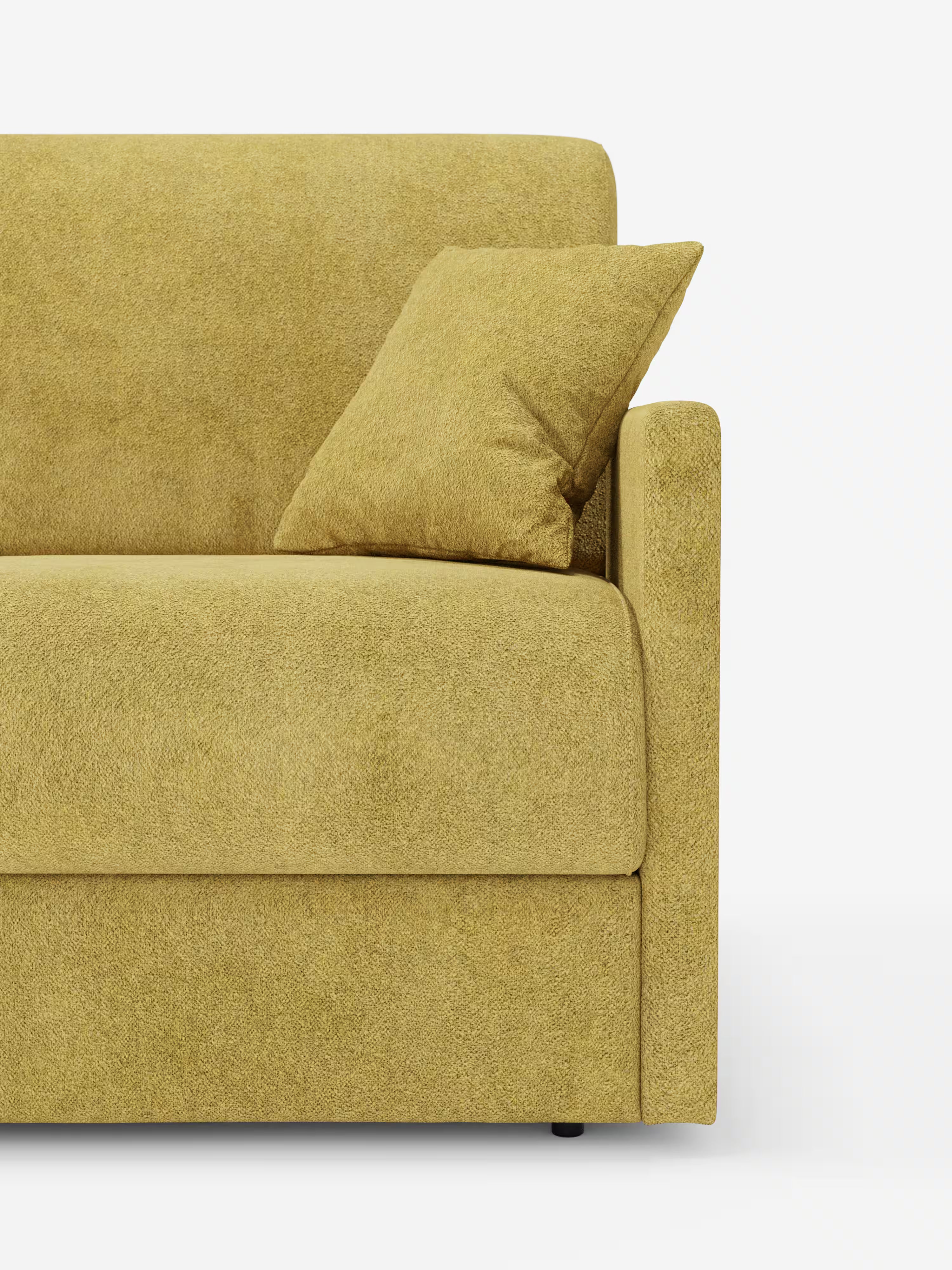 Un divano letto contemporaneo Tommy a 2 e 3 posti matrimoniale di Divani.Store, interamente rivestito in tessuto T33 giallo senape antimacchia dalla trama simile al cotone, è esposto dal lato destro. Il design presenta un cuscino coordinato posizionato vicino al bracciolo elegante e slanciato, che ne sottolinea lo stile snello. Sullo sfondo bianco a tinta unita, risaltano le linee pulite del divano e il rivestimento testurizzato.