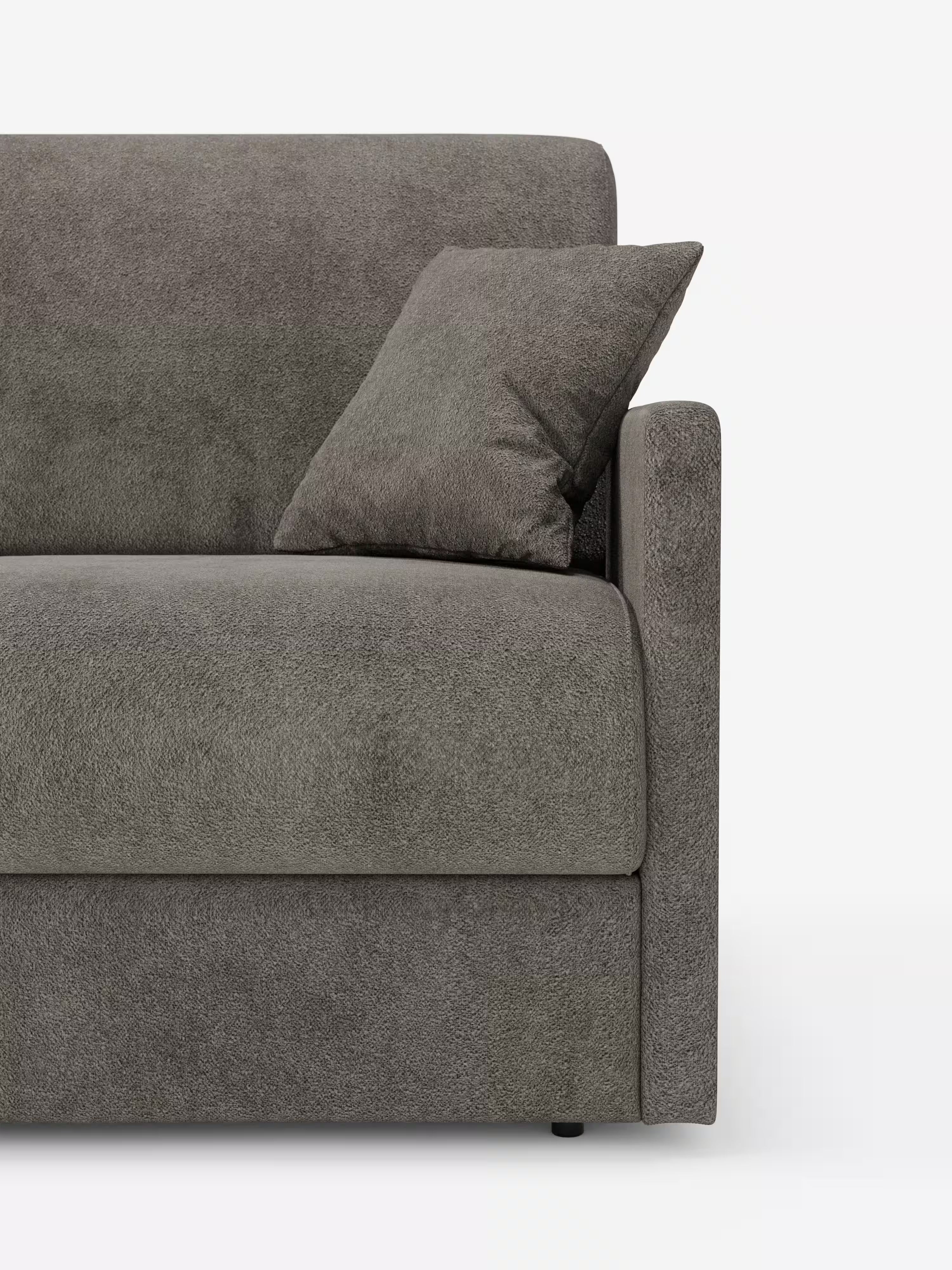 Un primo piano del moderno divano letto grigio Tommy Divano a 2 e 3 posti matrimoniale di Divani.Store, rivestito in tessuto T33 facile da pulire, simile al cotone, con finitura testurizzata. L'immagine mette in risalto solo la metà destra di questo divano, evidenziandone il bracciolo sottile e un unico cuscino coordinato appoggiato allo schienale, il tutto su uno sfondo bianco a tinta unita.