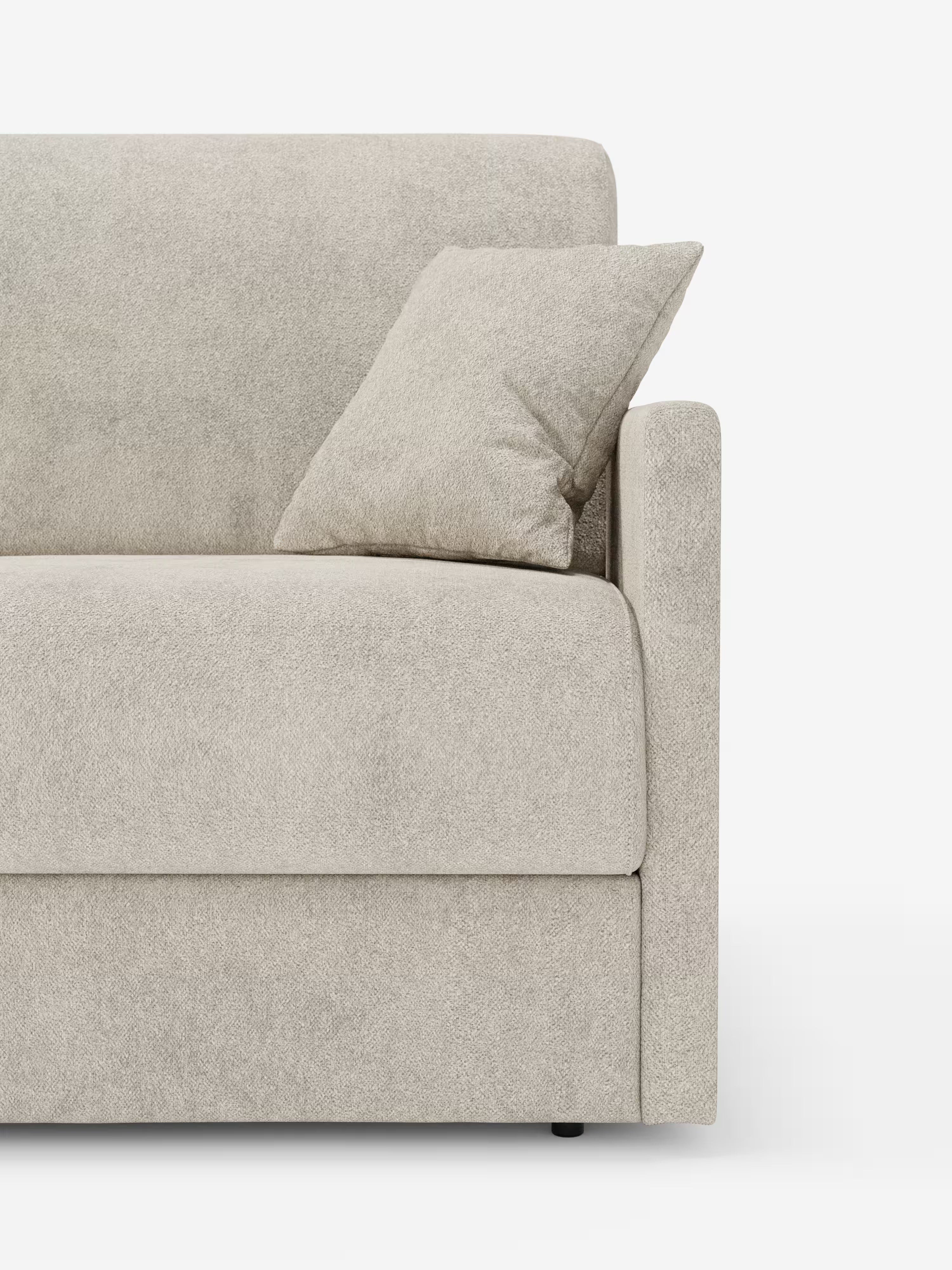 Primo piano del divano letto Tommy a 2 e 3 posti matrimoniale di Divani.Store, caratterizzato da braccioli sottili e arrotondati e da linee pulite, realizzato in tessuto T33 effetto cotone di colore beige chiaro, resistente alle macchie. L'immagine mette in risalto il bracciolo destro, il cuscino di seduta, lo schienale e un cuscino decorativo coordinato su uno sfondo bianco. Rivestimenti completamente sfoderabili per una facile manutenzione.
