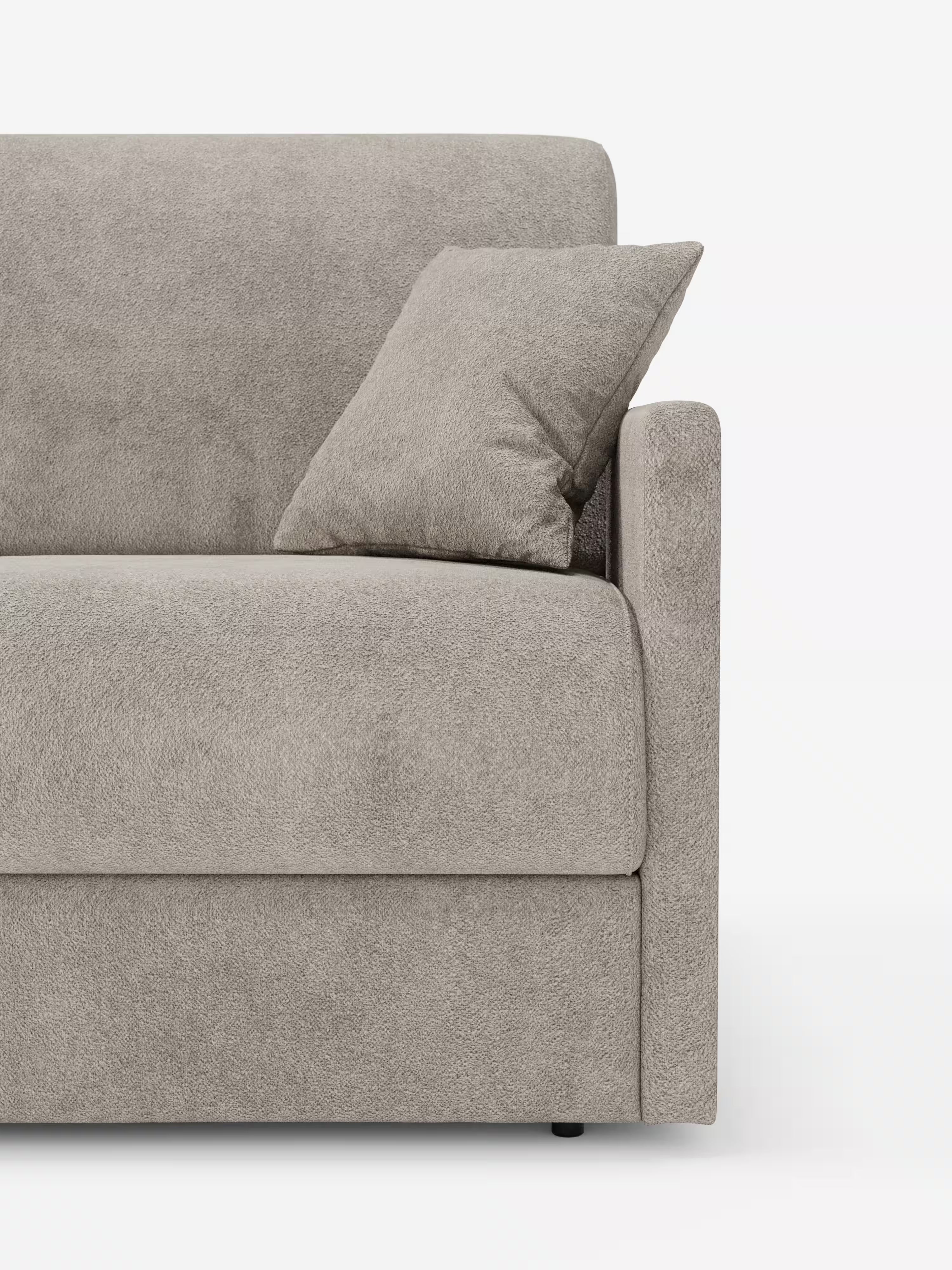 Un primo piano del divano letto Tommy Divano a 2 e 3 posti matrimoniale di Divani.Store mette in risalto il suo tessuto T33 beige, simile al cotone e dalla trama ruvida, e i braccioli sottili, sottolineandone la silhouette contemporanea. Un cuscino quadrato abbinato è appoggiato di sbieco contro lo schienale. Su uno sfondo bianco a tinta unita, l’immagine mette in risalto il materiale morbido e soffice e il design semplice e moderno di questo divano sfoderabile al 100%.