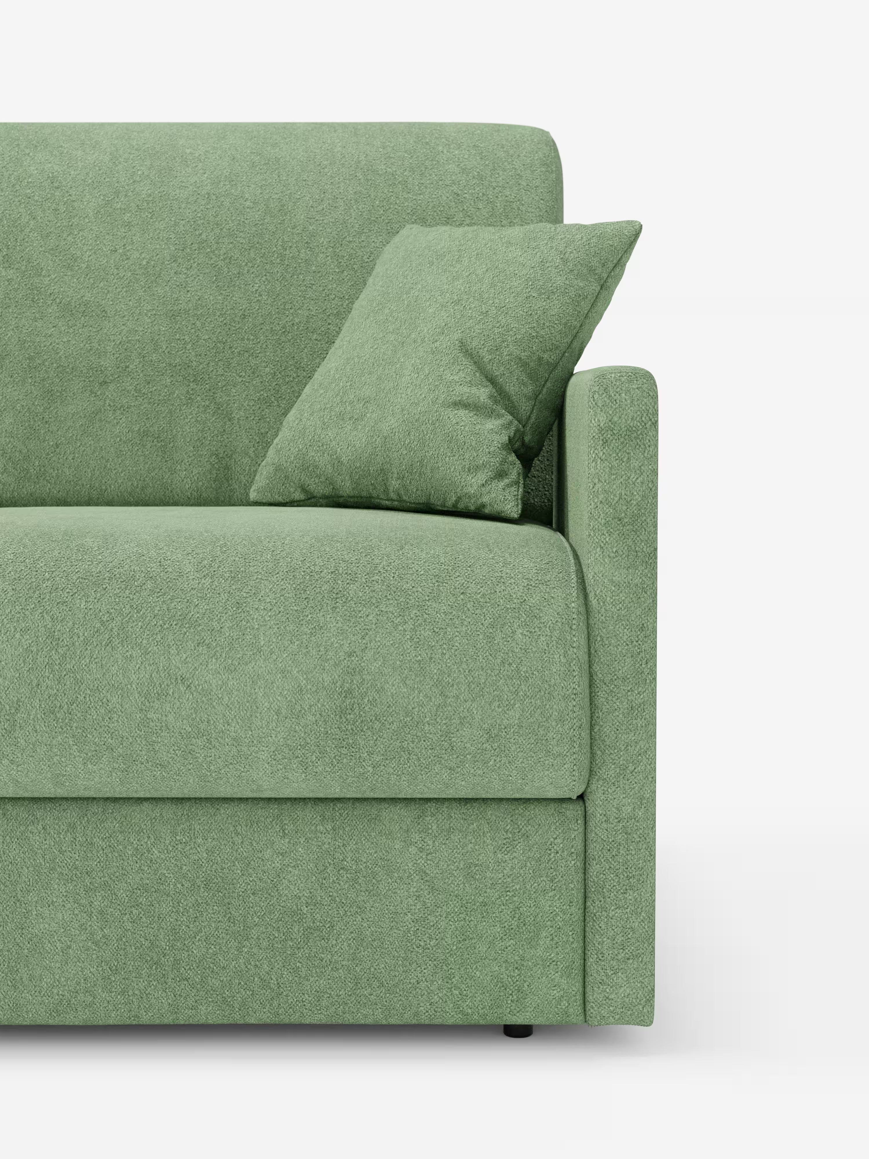Viene mostrato un primo piano del lato destro del divano letto Tommy a 2 e 3 posti matrimoniale di Divani.Store, in verde chiaro, rivestito in tessuto T33 simile al cotone, sfoderabile e antimacchia. Un cuscino verde abbinato è appoggiato allo schienale. Il divano presenta un design semplice e moderno con braccioli dritti ed è ripreso su uno sfondo bianco uniforme. È visibile solo una parte di questo versatile divano letto salvaspazio.