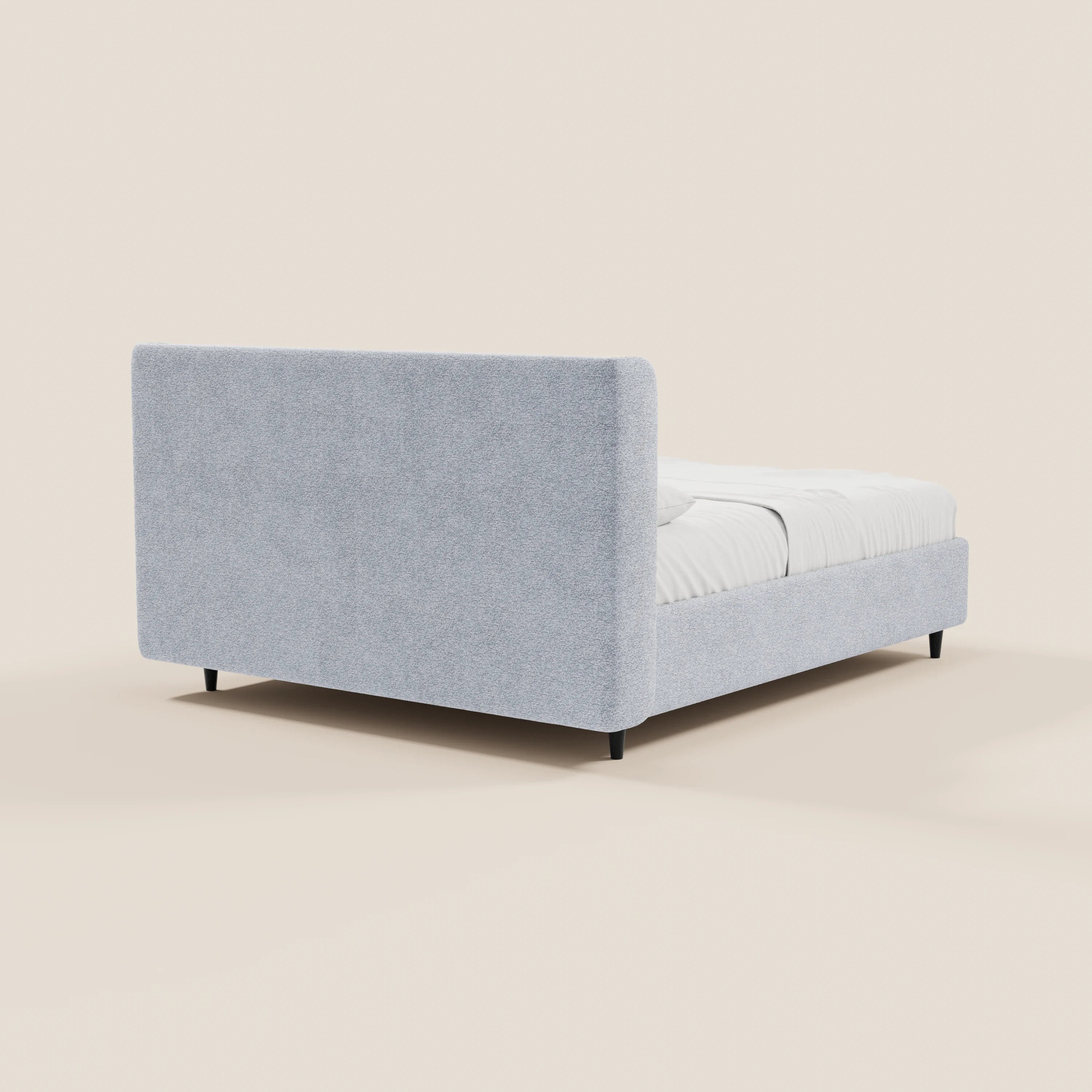 Il letto di design VALKIRIA di Letti.store è realizzato in tessuto grigio chiaro certificato Oeko-Tex®, con testiera avvolgente dotata di 2 cuscini imbottiti, pediera abbinata, biancheria da letto bianca e gambe corte nere su uno sfondo beige chiaro. Include un vano contenitore.