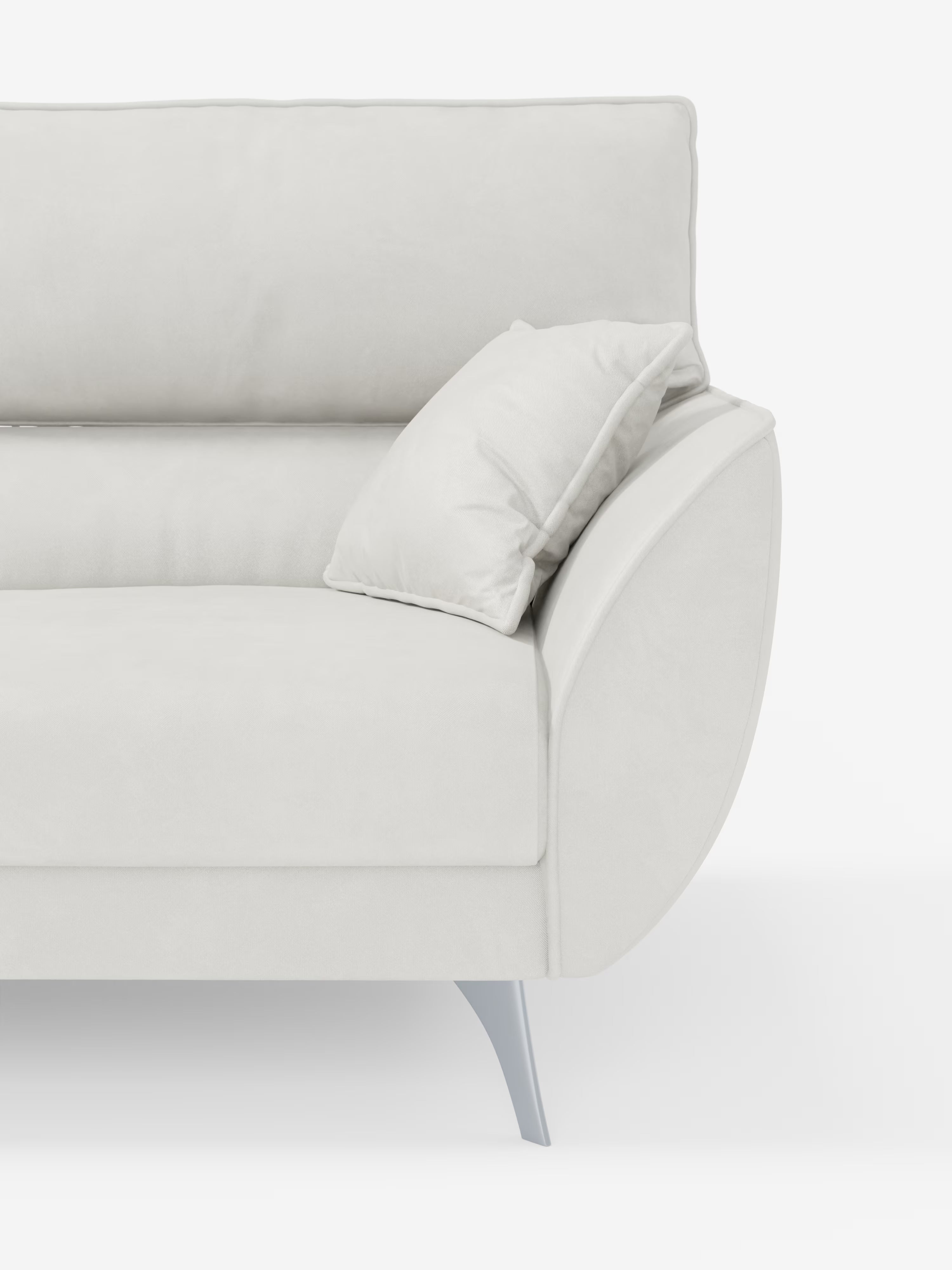 Un primo piano del divano Michelangelo 4 Posti di Divani.Store, rivestito con l’elegante tessuto vellutino T30 antimacchia in una moderna tonalità di grigio chiaro, mostra il bracciolo sinistro, la seduta e lo schienale. Un cuscino coordinato è appoggiato al lato. Questo divano contemporaneo presenta linee slanciate, tre sedute estensibili per un maggiore comfort, poggiatesta reclinabile e sottili gambe in metallo angolate. Lo sfondo è bianco a tinta unita.