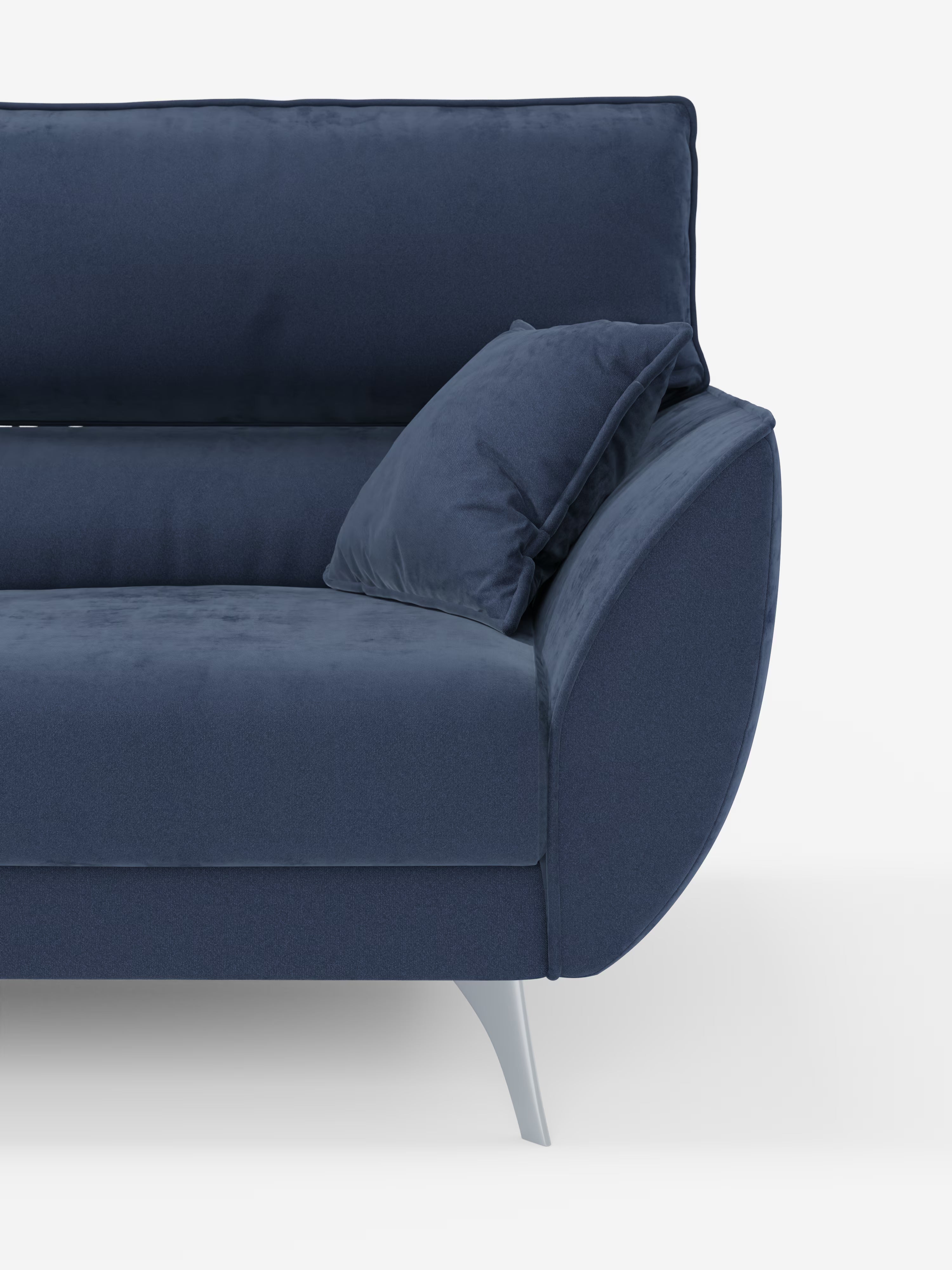 Dettaglio del divano Michelangelo 4 Posti – un moderno divano blu navy di Divani.Store, dotato di tre sedute estensibili, poggiatesta reclinabili, un cuscino coordinato, braccioli curvi e gambe angolate grigio chiaro, realizzato nell’elegante tessuto vellutino T30 antimacchia, su sfondo bianco.