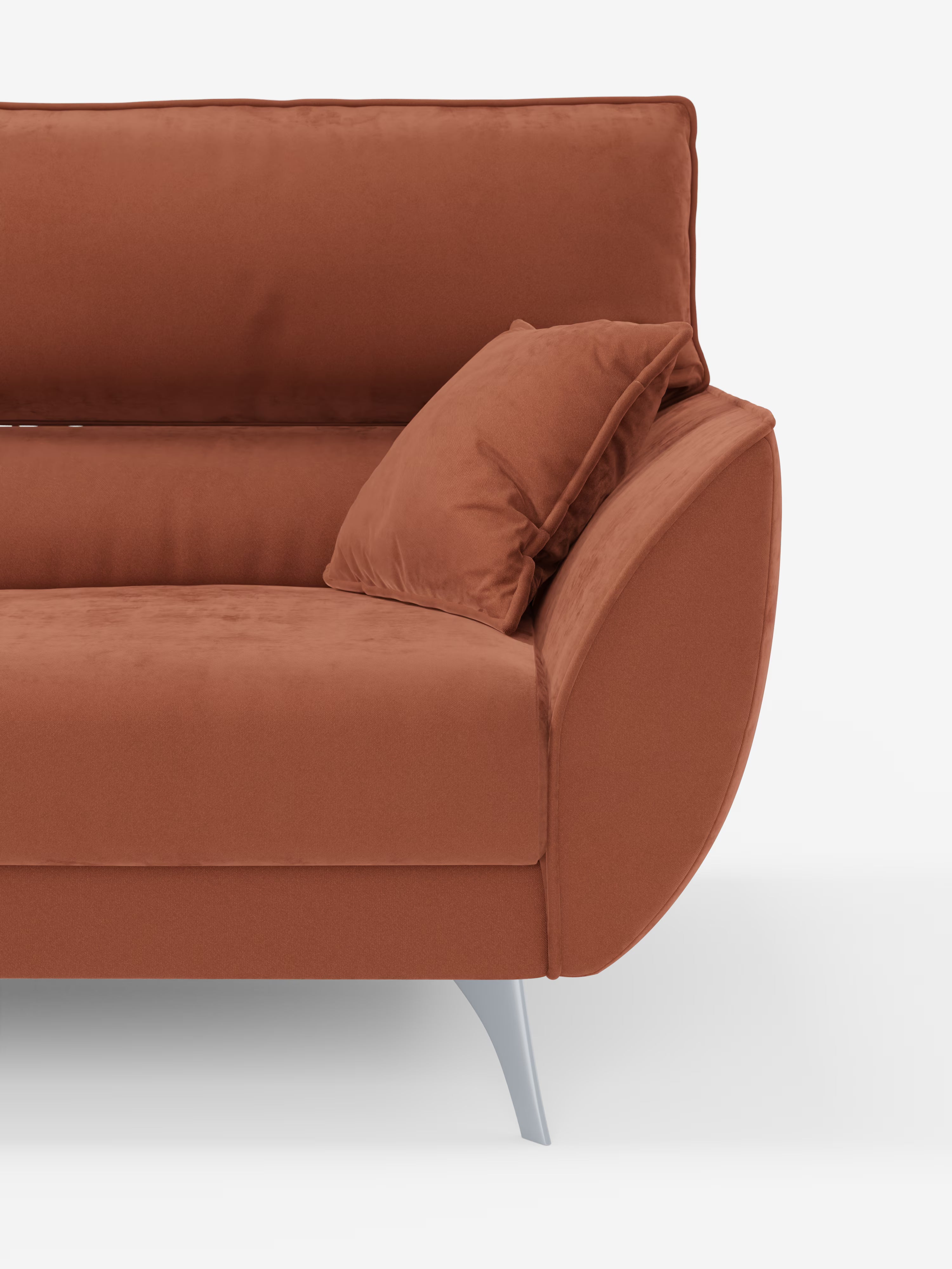 Un primo piano del modello Michelangelo 4 Posti di Divani.Il negozio ne mette in risalto il tessuto contemporaneo color ruggine con effetto velluto, il cuscino coordinato, i braccioli ricurvi e le eleganti gambe in metallo argentato su uno sfondo bianco a tinta unita; il design raffinato — con tre sedute estensibili e poggiatesta regolabili — unisce il comfort di una chaise longue all’eleganza moderna, ideale per un relax di classe.
