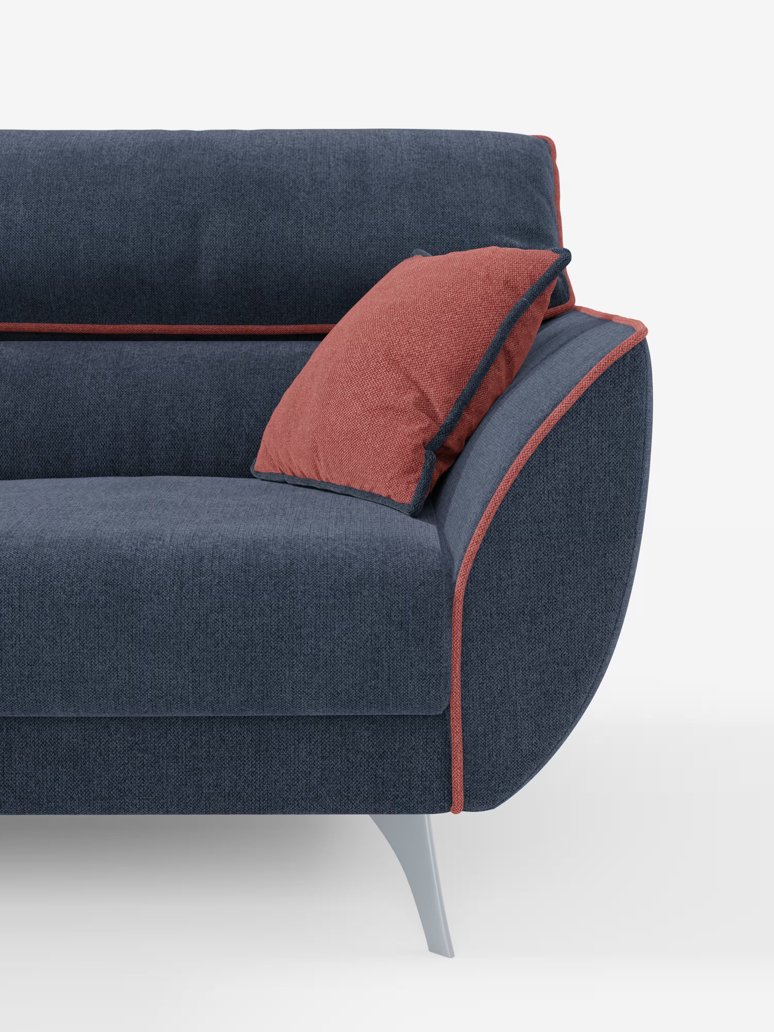 Il divano Michelangelo a 2 e 3 posti con sedute allungabili e poggiatesta reclinabili di Divani.Store è un moderno divano bicolore, rivestito in tessuto T23 blu scuro antimacchia e impreziosito da un sottile bordino rosso-arancio. Questo elegante divano moderno è caratterizzato da un unico cuscino decorativo rosso-arancio appoggiato sul bracciolo. Sia il bracciolo che lo schienale presentano bordi lisci e arrotondati, mentre le slanciate gambe grigio chiaro completano il design contemporaneo.