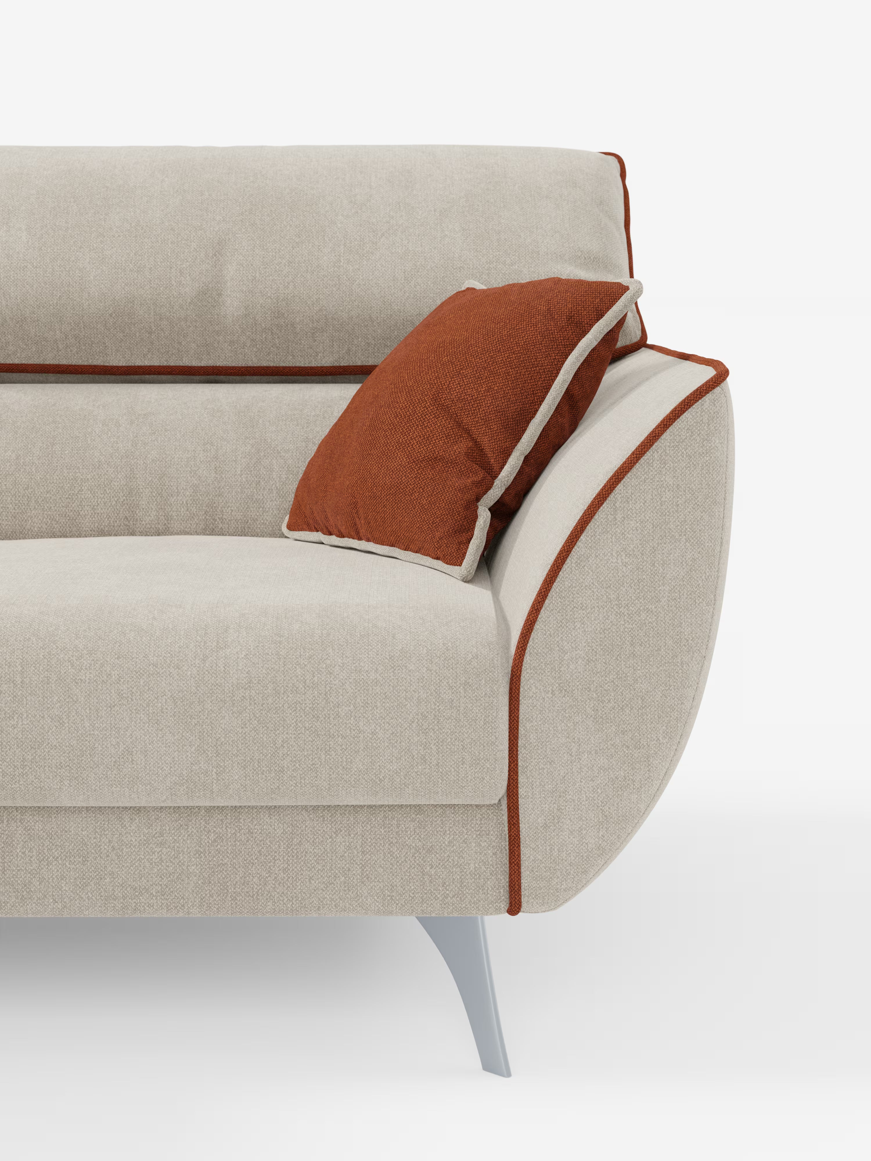 Immagine ritagliata del divano Michelangelo a 2 e 3 posti con sedute allungabili e poggiatesta reclinabili di Divani.Store, in tessuto beige smacchiabile T23 con braccioli arrotondati, bordino arancione lungo le cuciture e un cuscino decorativo arancione. Questo elegante divano bicolore presenta gambe angolari in metallo color argento ed è ripreso su uno sfondo bianco.