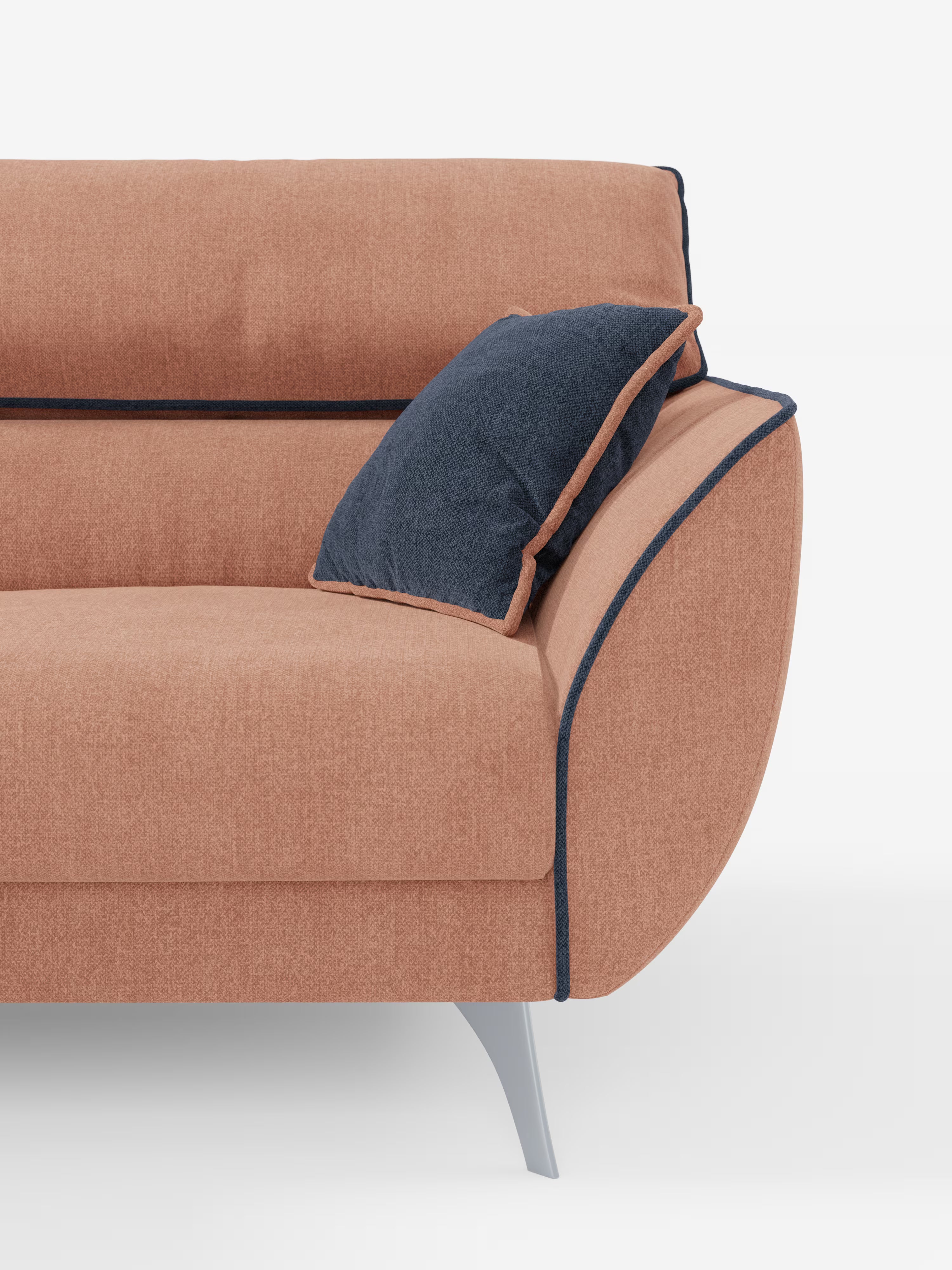 Il divano contemporaneo Michelangelo a 2 e 3 posti di Divani.Store è presentato in una versione bicolore con rivestimento in tessuto T23 rosa tenue, facile da pulire, impreziosito da bordature blu navy e gambe angolate argentate. Sulla seduta poggia un cuscino blu scuro con bordature in tinta. Solo il lato destro di questo divano moderno — dotato di sedute estensibili e poggiatesta reclinabili — si stacca su uno sfondo bianco a tinta unita.