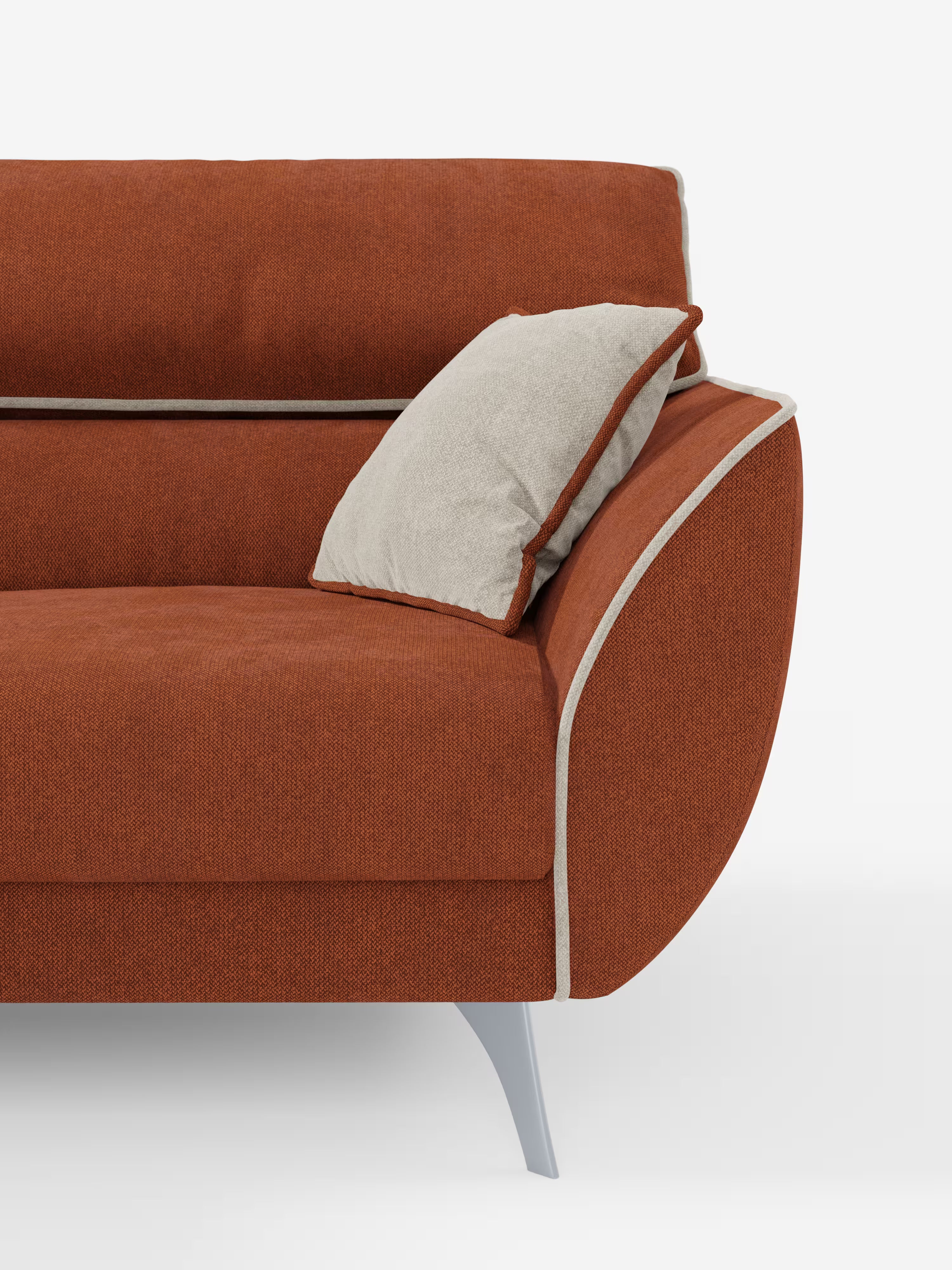 Vi presentiamo il divano Michelangelo a 2 e 3 posti con sedute allungabili e poggiatesta reclinabili di Divani.Store, un moderno divano bicolore rivestito in tessuto T23 smacchiabile color arancio-ruggine con eleganti bordature grigio chiaro. Caratterizzato da eleganti gambe metalliche e da un unico cuscino grigio chiaro appoggiato al bracciolo, di questo divano contemporaneo è visibile solo il lato destro, in risalto su uno sfondo bianco a tinta unita.