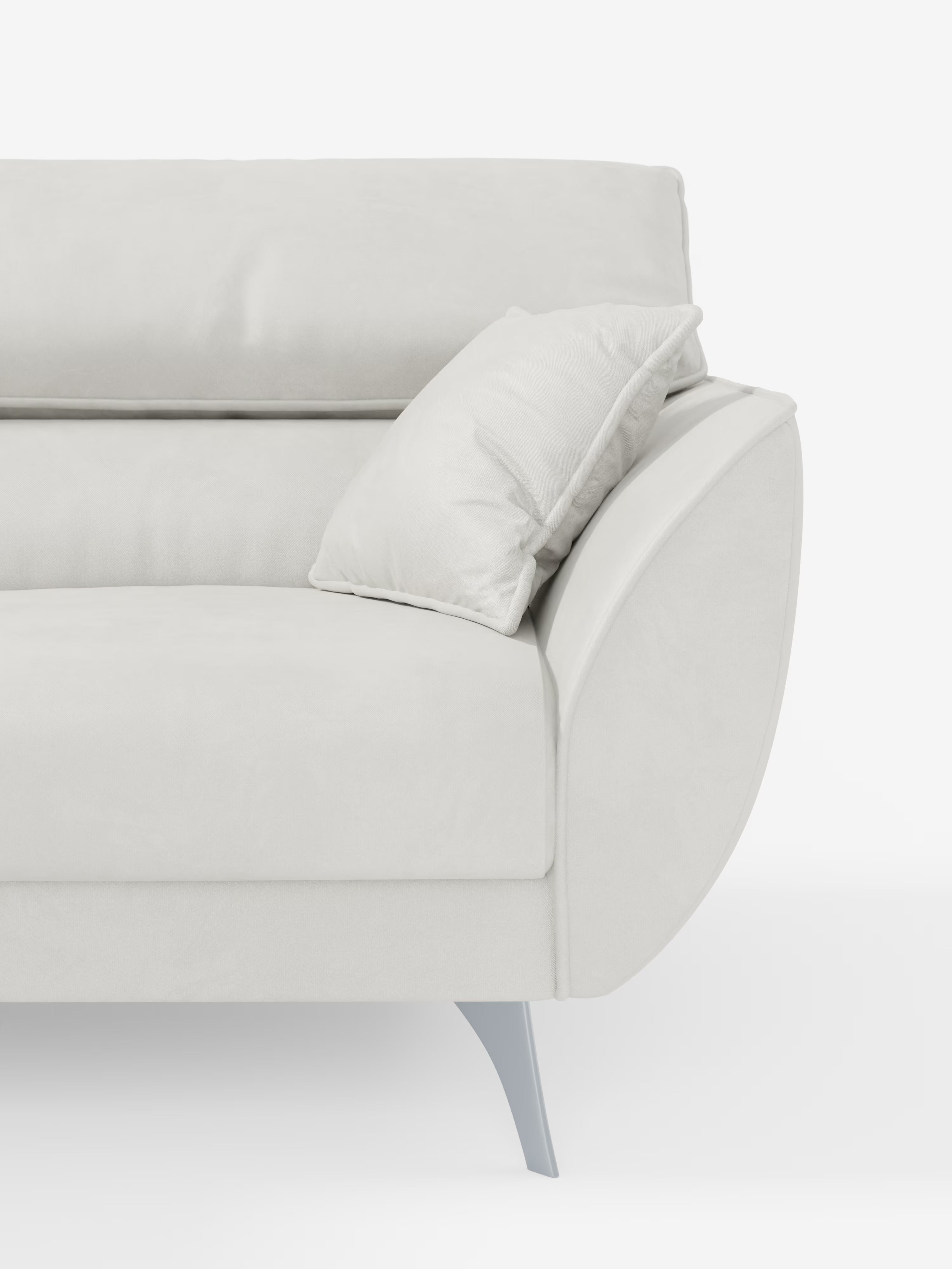 Primo piano di un moderno divano Michelangelo a 2 e 3 posti con sedute allungabili e poggiatesta reclinabili in tessuto smacchiabile T30 di Divani.Store, qui raffigurato in grigio chiaro con un bracciolo ricurvo e un cuscino coordinato. Il divano presenta linee slanciate ed è sostenuto da gambe angolate in metallo argentato. Sullo sfondo bianco a tinta unita, spicca il design minimalista di questo divano moderno.
