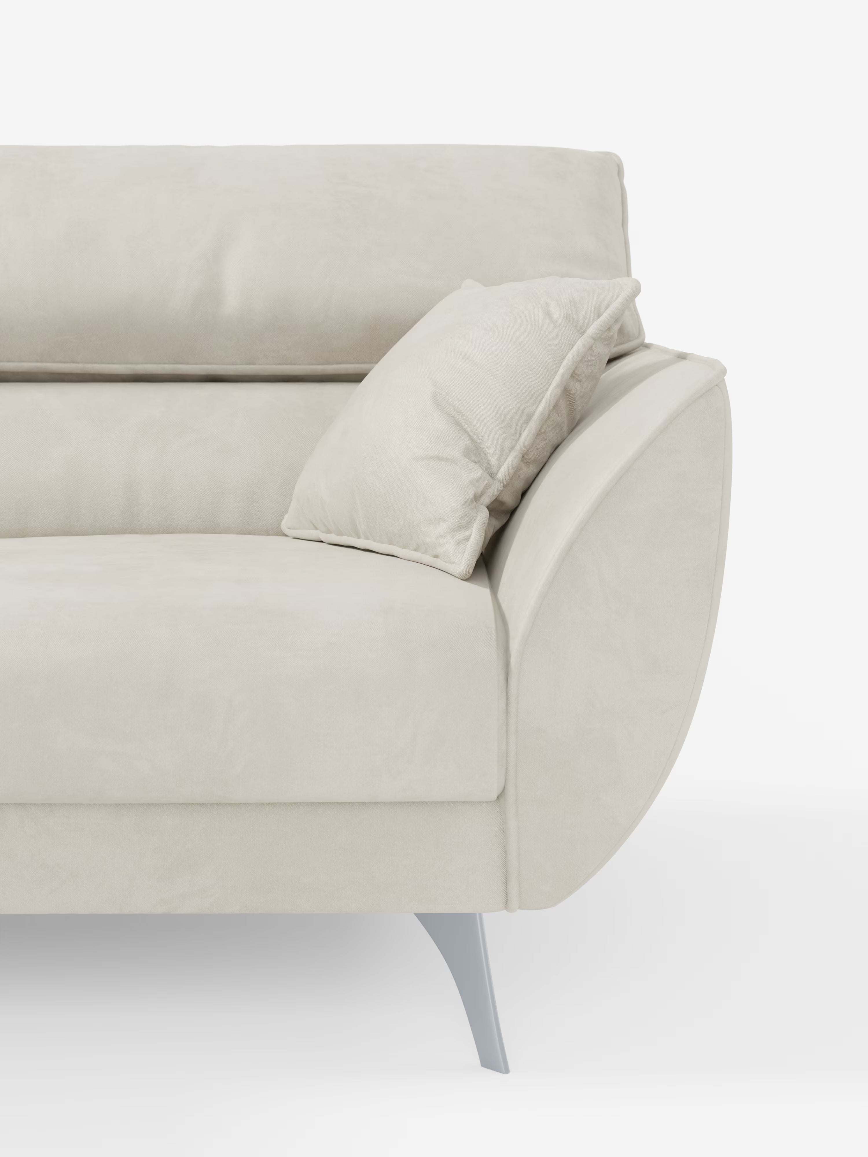Un primo piano del divano Michelangelo a 2 e 3 posti con sedute allungabili e poggiatesta reclinabili in tessuto smacchiabile T30 di Divani.Store, che mette in risalto il bracciolo sinistro, la seduta e un cuscino coordinato. Questo moderno divano beige presenta braccioli dal design arrotondato e poggia su eleganti gambe in metallo angolate, su uno sfondo bianco pulito e minimalista.