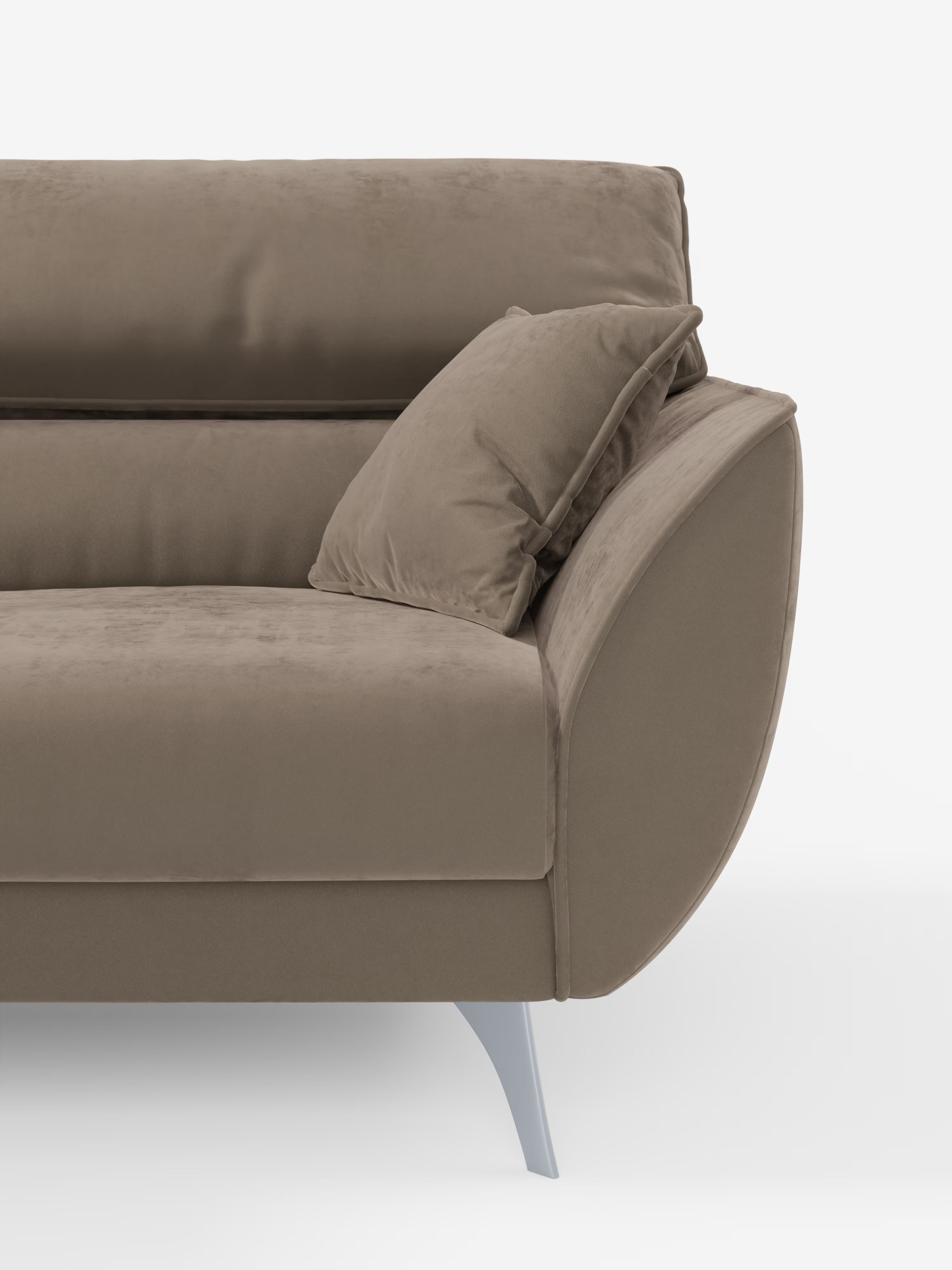 Un primo piano del divano Michelangelo a 2 e 3 posti con sedute allungabili e poggiatesta reclinabili in tessuto smacchiabile T30 di Divani.Store, caratterizzato da una moderna finitura in velluto color taupe, braccioli curvi, gambe argentate angolate e un cuscino quadrato abbinato appoggiato allo schienale. Progettato per coniugare stile e comfort, questo divano è perfetto per gli interni contemporanei. Lo sfondo è bianco a tinta unita.