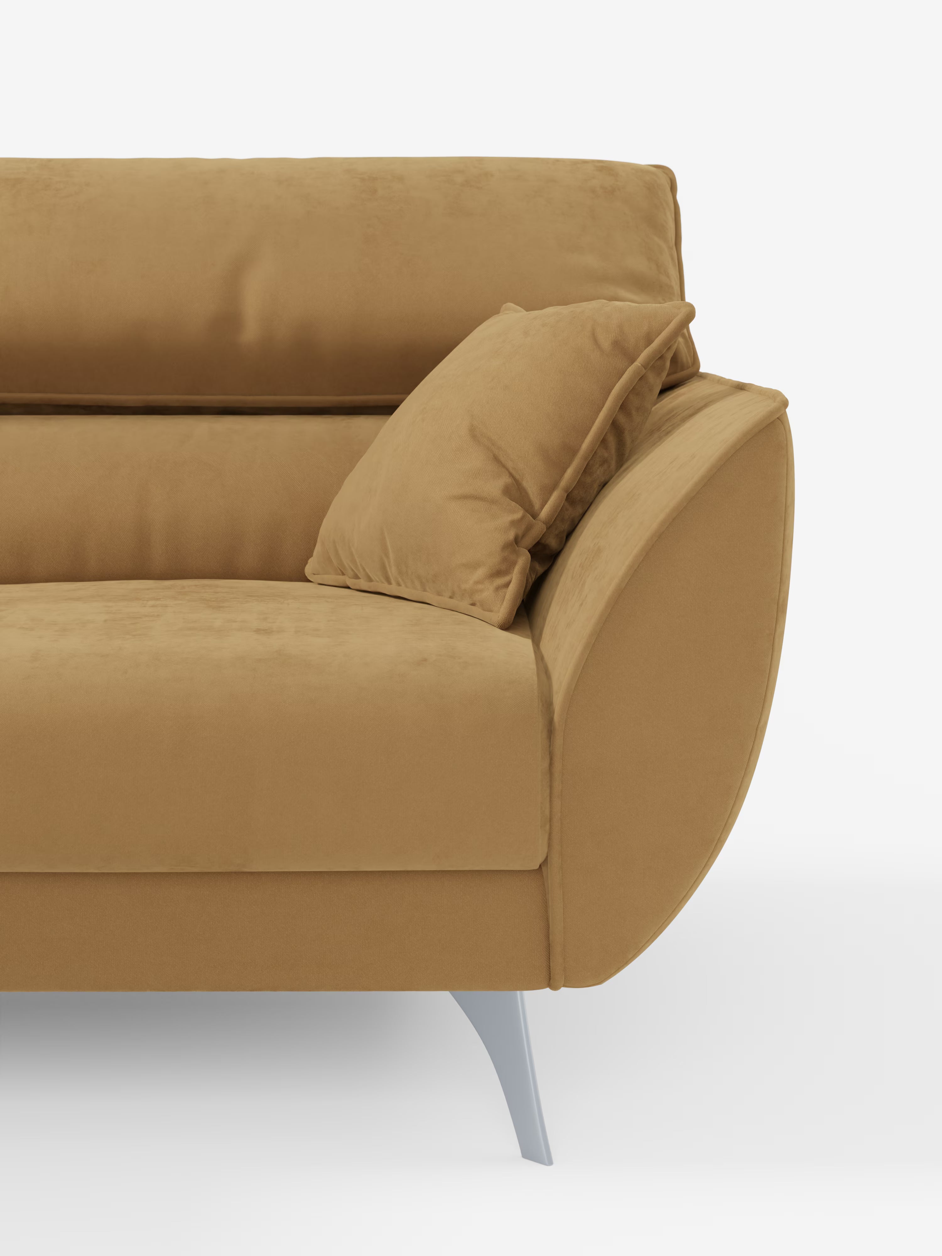 Un primo piano del divano Michelangelo a 2 e 3 posti di Divani.Store, rivestito in tessuto T30 antimacchia color giallo senape. Questo divano dal design moderno presenta morbidi schienali con poggiatesta reclinabili, un cuscino coordinato e un bracciolo ricurvo. Le sue sedute allungate poggiano su gambe angolate di colore grigio chiaro, che risaltano su uno sfondo bianco a tinta unita.