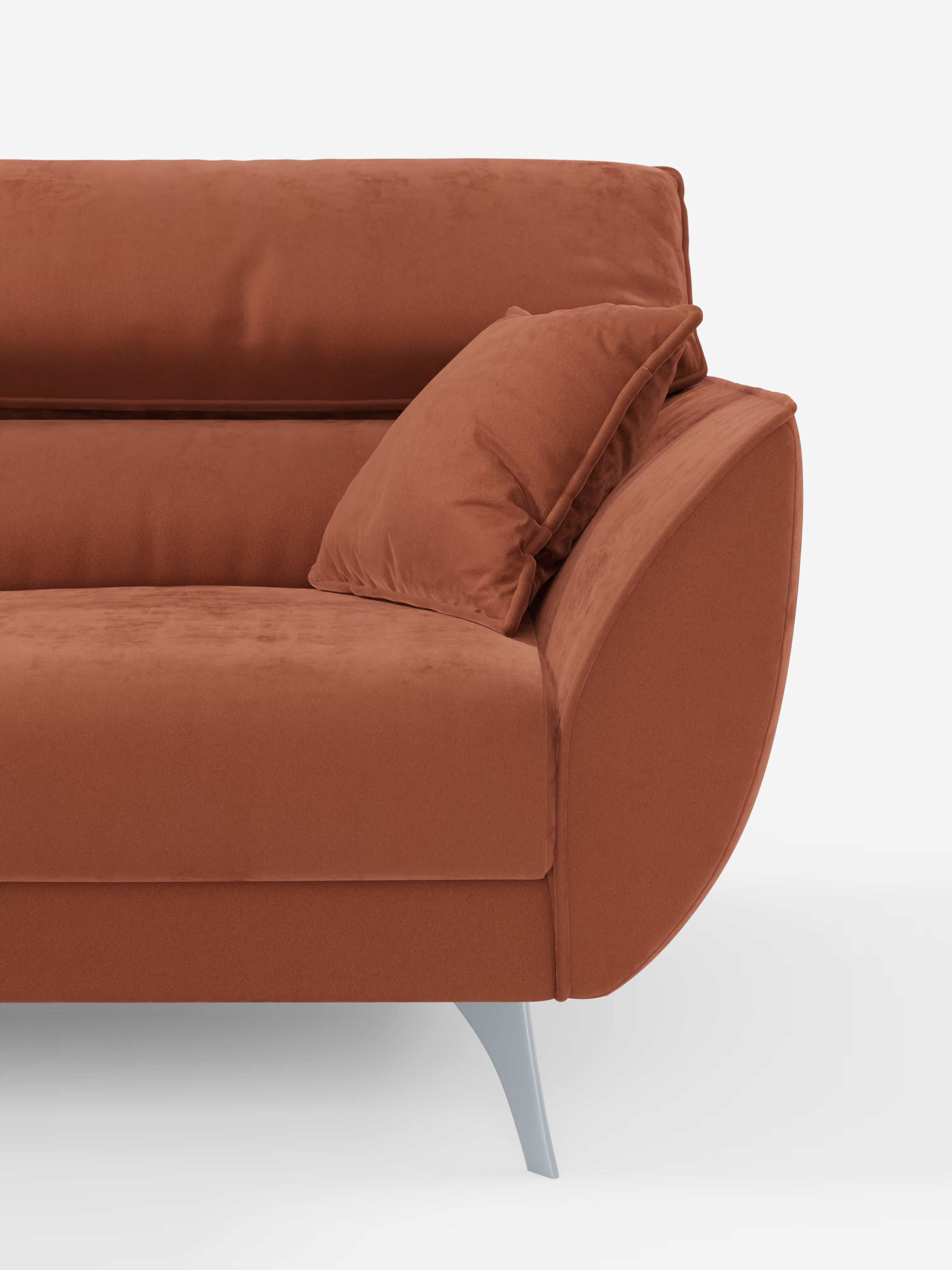 Nell'immagine è raffigurata una vista parziale del divano Michelangelo a 2 e 3 posti di Divani.Store, realizzato in tessuto T30 color ruggine e resistente alle macchie. Questo divano moderno presenta braccioli curvi, un cuscino coordinato e gambe in metallo affusolate, il tutto su uno sfondo bianco a tinta unita. Nell’immagine è visibile solo il lato sinistro del divano, con il poggiatesta reclinabile e la seduta estensibile.