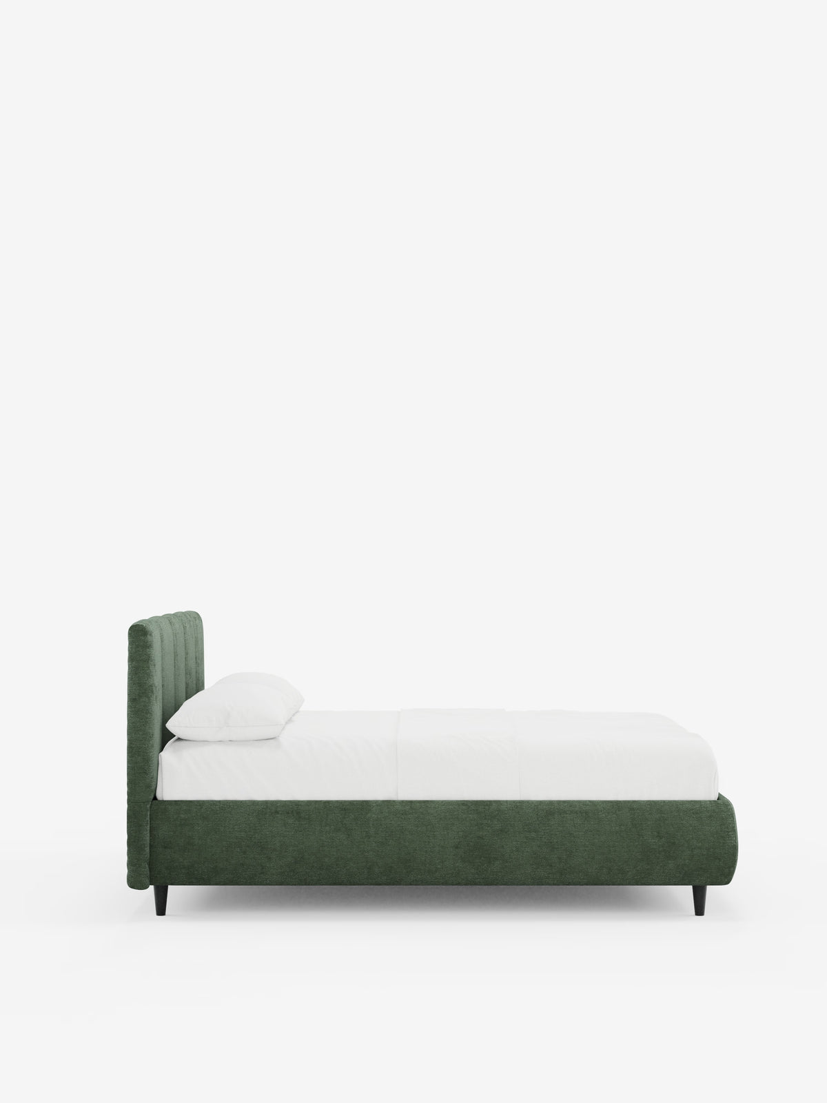 Vista laterale del letto imbottito ARKAM con contenitore e testiera a lavorazione verticale di Letti.store, caratterizzato da una struttura in tessuto verde certificato Oeko-Tex® e da una testiera con dettagli verticali, rivestito con biancheria da letto bianca e un unico cuscino bianco. Il letto poggia su corte gambe nere e presenta un design minimalista e contemporaneo in stile shabby chic su uno sfondo bianco a tinta unita.