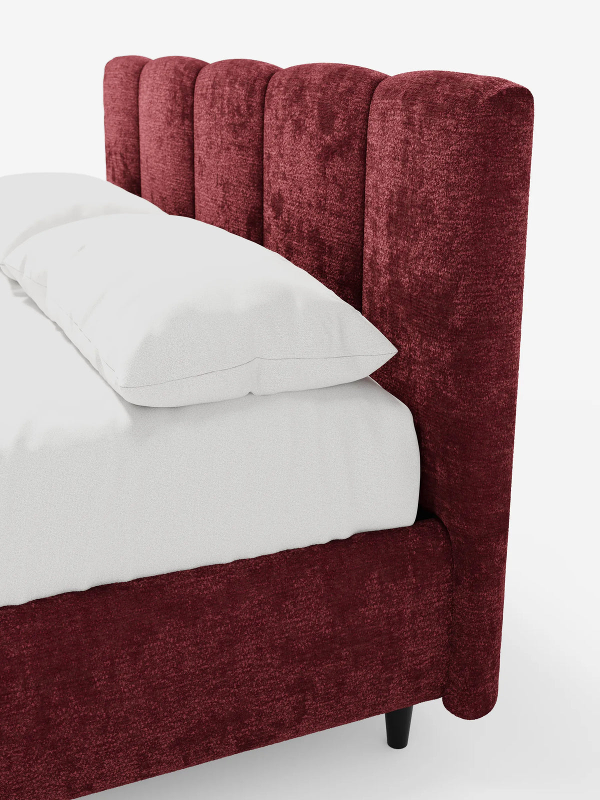 Il letto ARKAM imbottito con contenitore e testiera a cuciture verticali è un letto morbido, di un rosso intenso, con una testiera alta e cucita verticalmente, rivestito con biancheria da letto candida su uno sfondo bianco a tinta unita.
